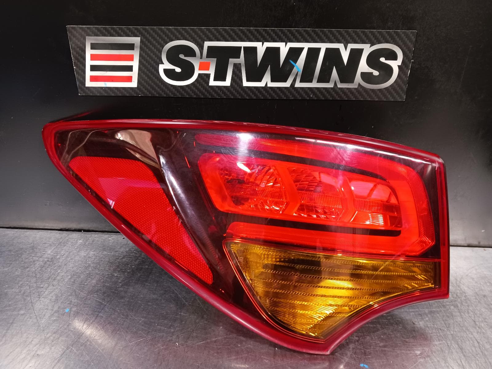 Used auto part listing image: 2015 HYUNDAI SANTA FE LEFT TAILLIGHT DM, IN BODY, NON LED TYPE, 06/15-02/18 0000230518