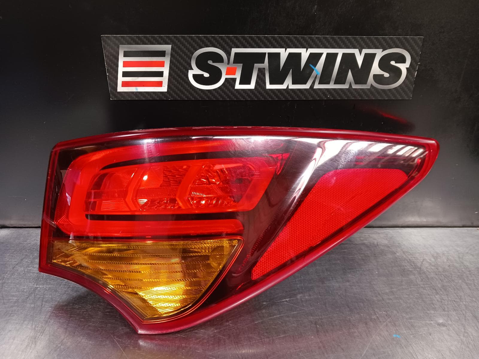 Used auto part listing image: 2015 HYUNDAI SANTA FE RIGHT TAILLIGHT DM, IN BODY, NON LED TYPE, 06/15-02/18 0000230520