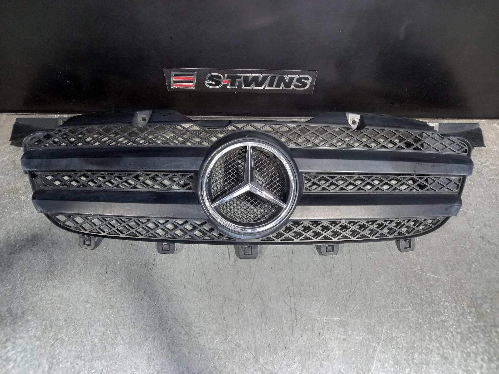 Used auto part listing image: 2009 MERCEDES SPRINTER GRILLE RADIATOR GRILLE, NCV3, 10/06-09/13 0000236245