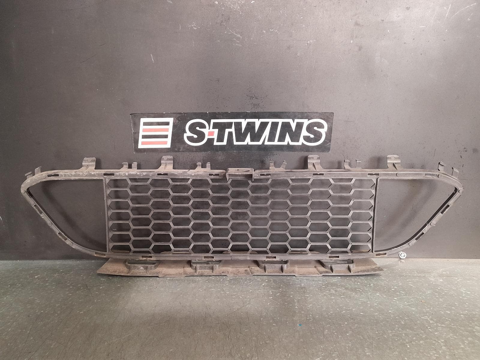 Used auto part listing image: 2014 BMW 3 SERIES GRILLE BUMPER GRILLE (CENTRE), F30/F31, SEDAN/WAGON, M SPORT, 11/11-02/19 0000327170