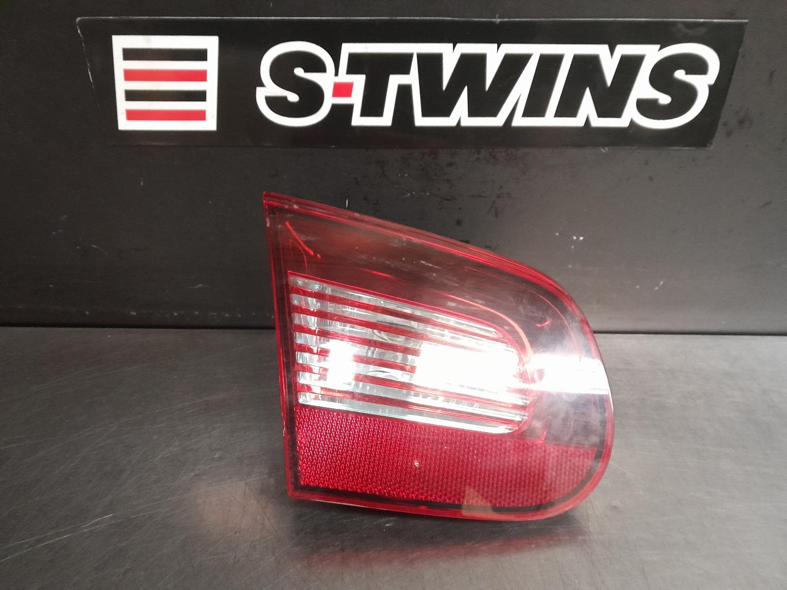 Used auto part listing image: 2010 VOLKSWAGEN EOS REAR GARNISH BOOTLID LAMP (LH SIDE), TINTED, 1F, 01/10-02/11 0000275329