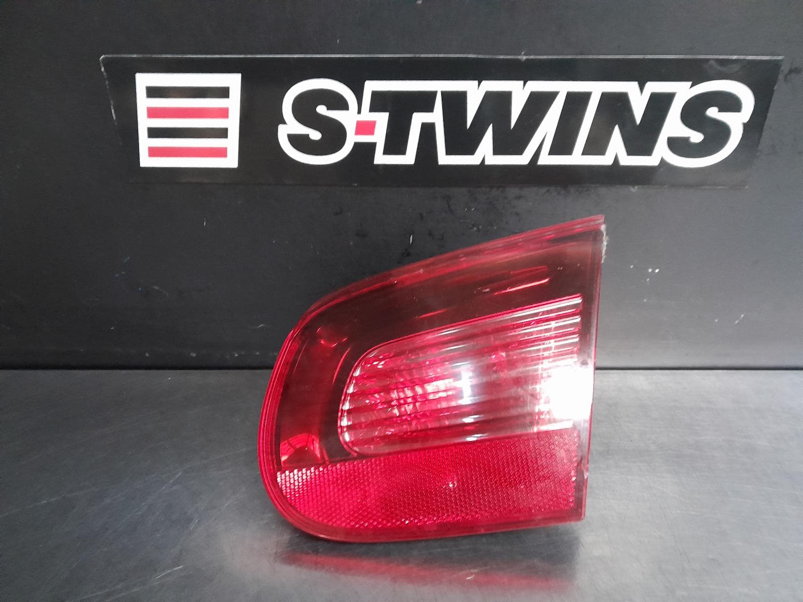 Used auto part listing image: 2010 VOLKSWAGEN EOS REAR GARNISH BOOTLID LAMP (RH SIDE), TINTED, 1F, 01/10-02/11 0000275330
