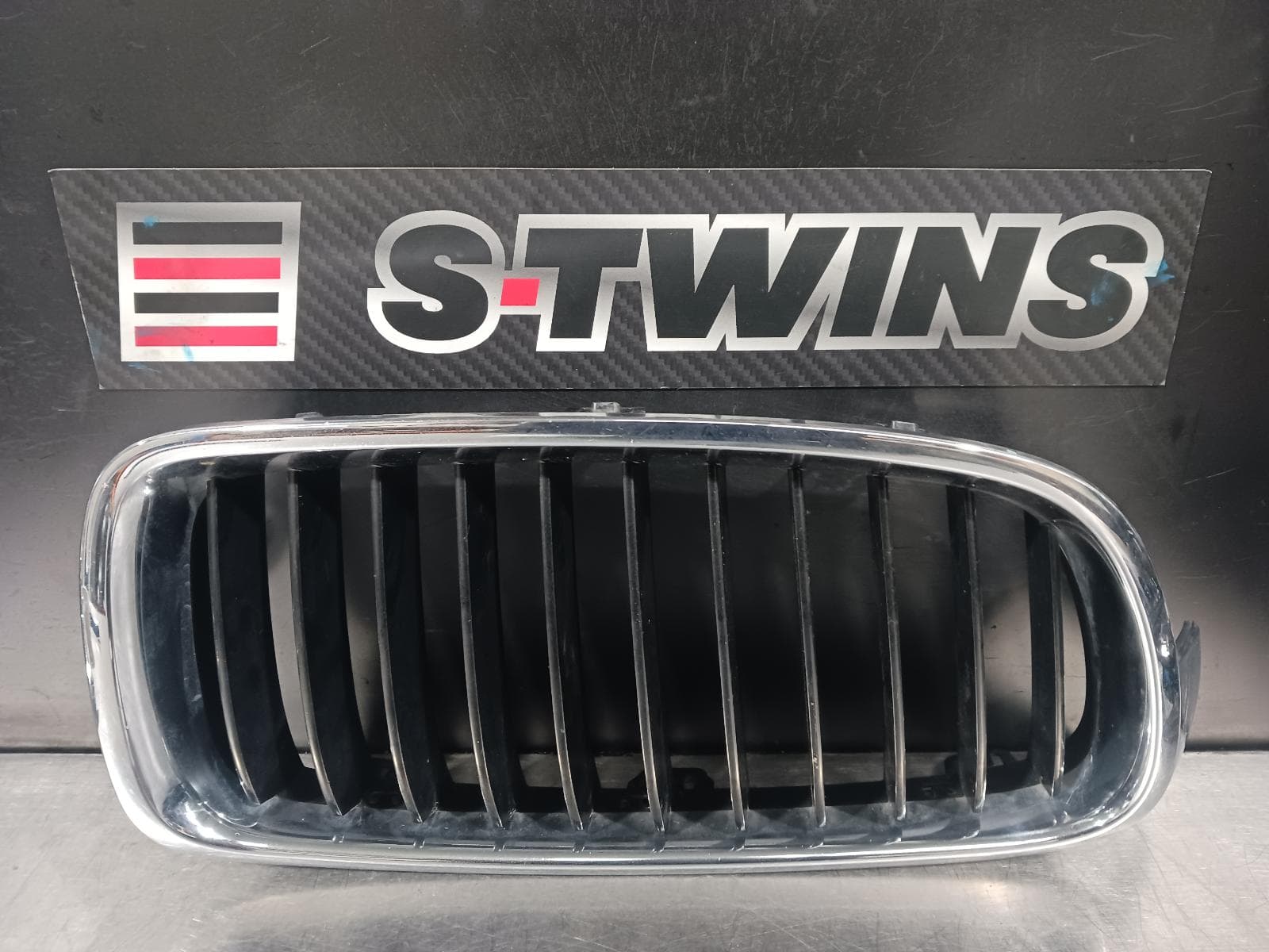 Used auto part listing image: 2013 BMW 3 SERIES GRILLE RADIATOR GRILLE (LH SIDE), F30, SEDAN, CHROME, 11/11-02/19 0000210258
