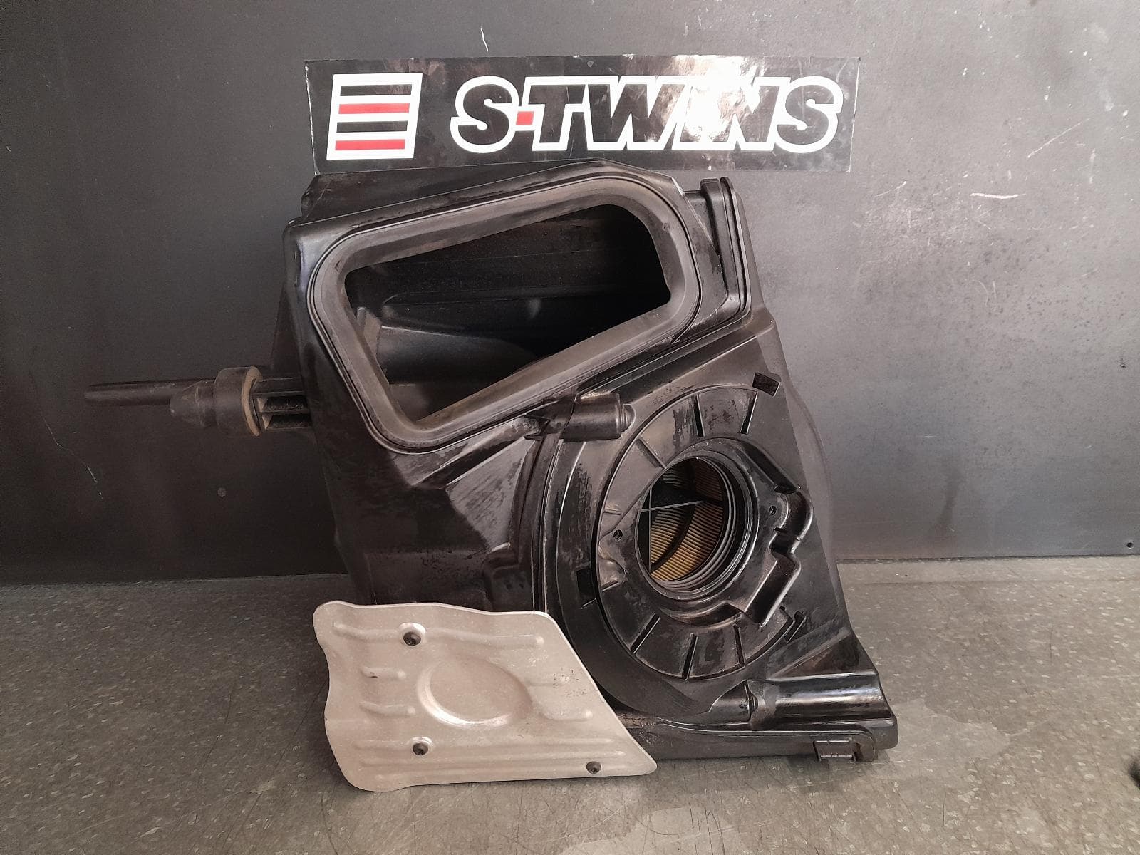 Used auto part listing image: 2016 AUDI A4 AIR CLEANER BOX AIR CLEANER, 2.0, PETROL, B9 8W, 10/15- 0000318442