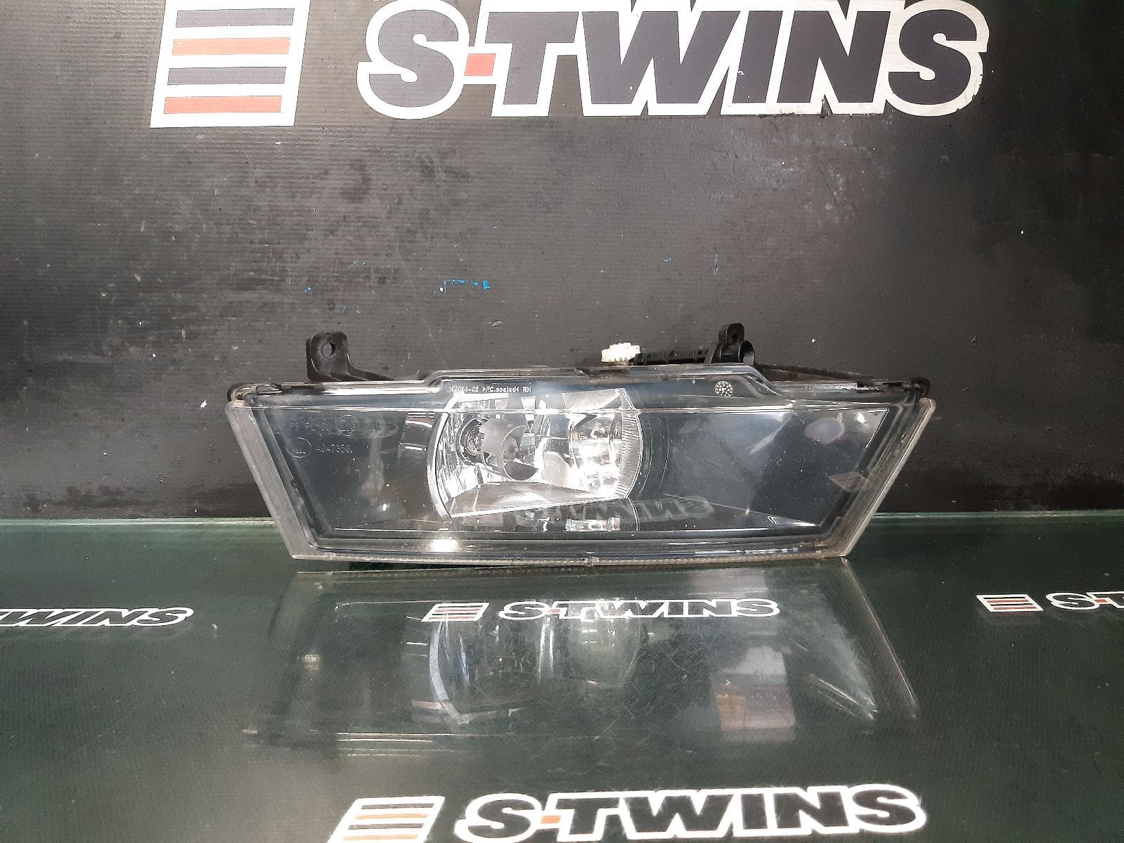 Used auto part listing image: 2015 SKODA OCTAVIA RIGHT INDICATOR FOG SIDE BUMPER FOGLAMP, NE, SCOUT, HALOGEN TYPE, 03/15-09/20 0000242970