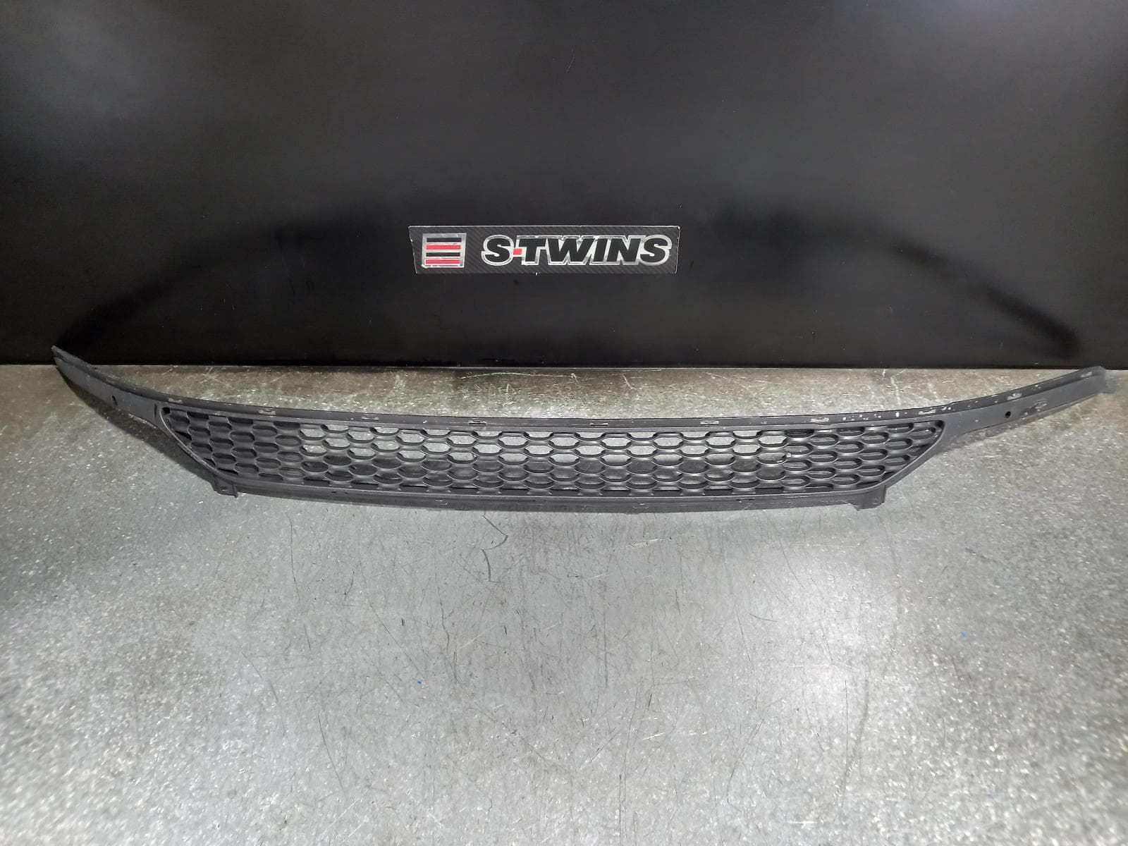 Used auto part listing image: 2014 KIA CERATO GRILLE BUMPER GRILLE, YD, SEDAN/HATCH, 04/13-02/16 0000238589