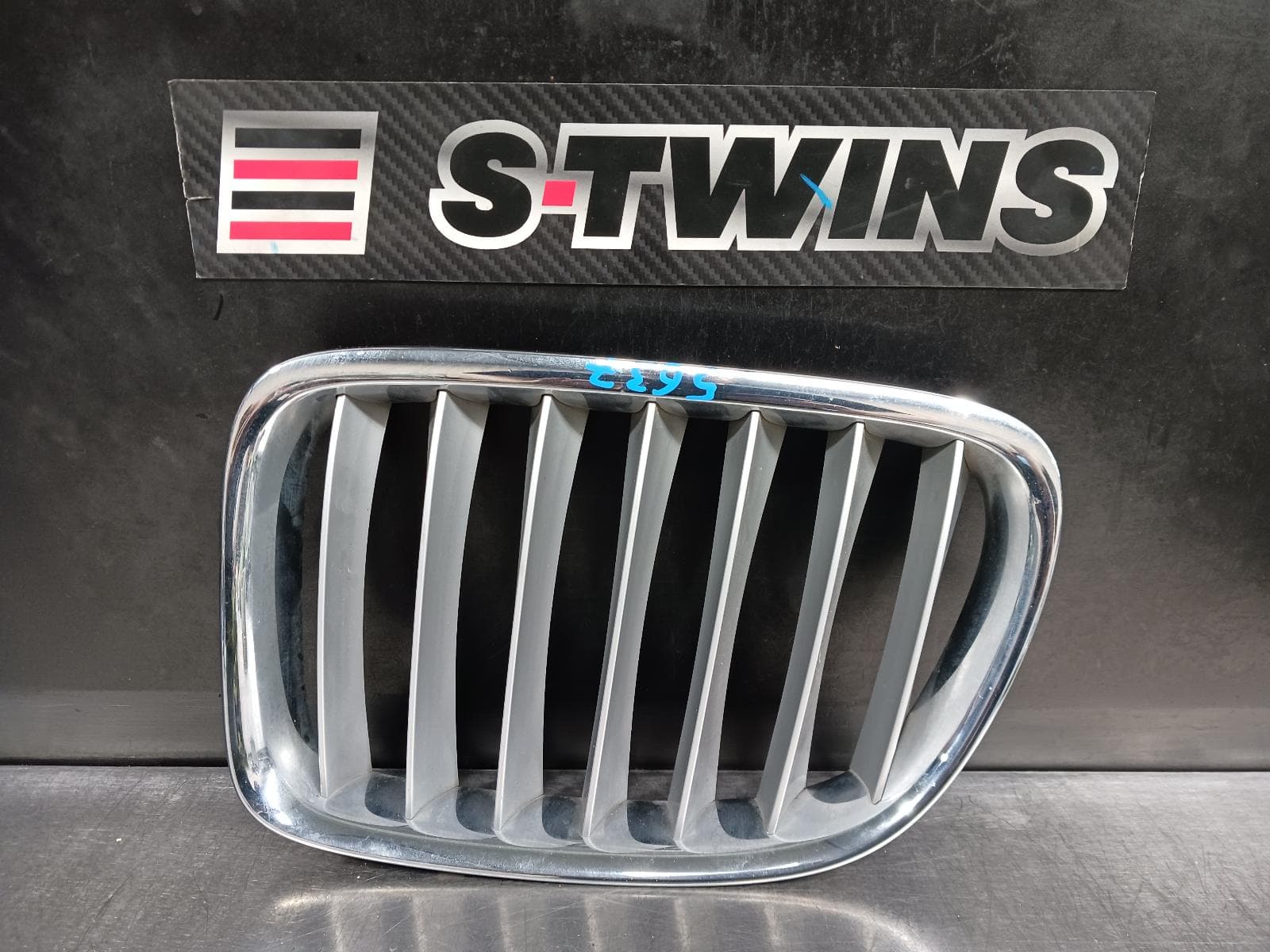 Used auto part listing image: 2010 BMW X1 GRILLE RADIATOR GRILLE (LH SIDE), E84, 04/10-07/15 0000240509