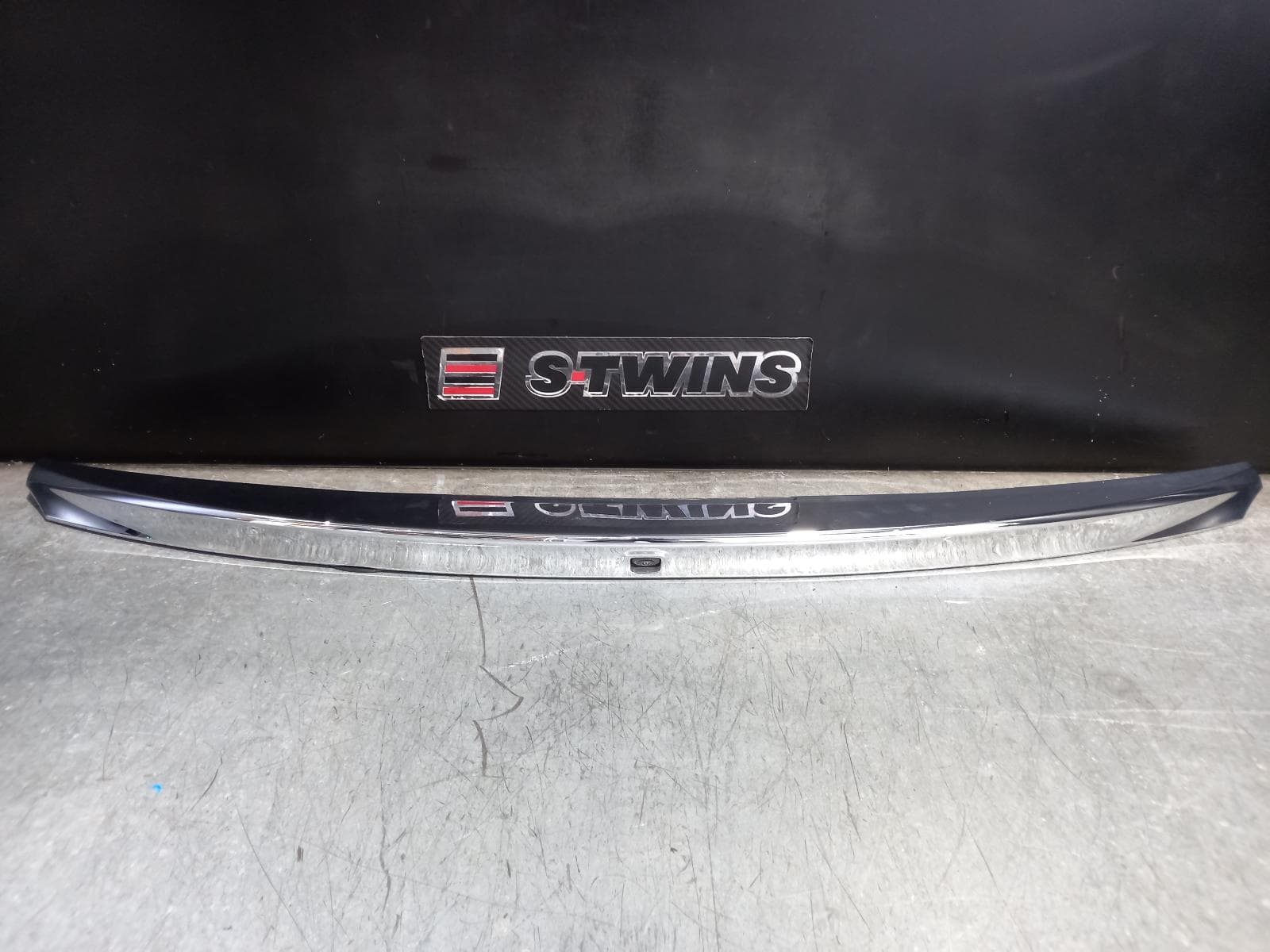 Used auto part listing image: 2022 SUZUKI BALENO REAR GARNISH TAILGATE GARNISH (CENTRE), EW, 04/16-12/22 0000245725
