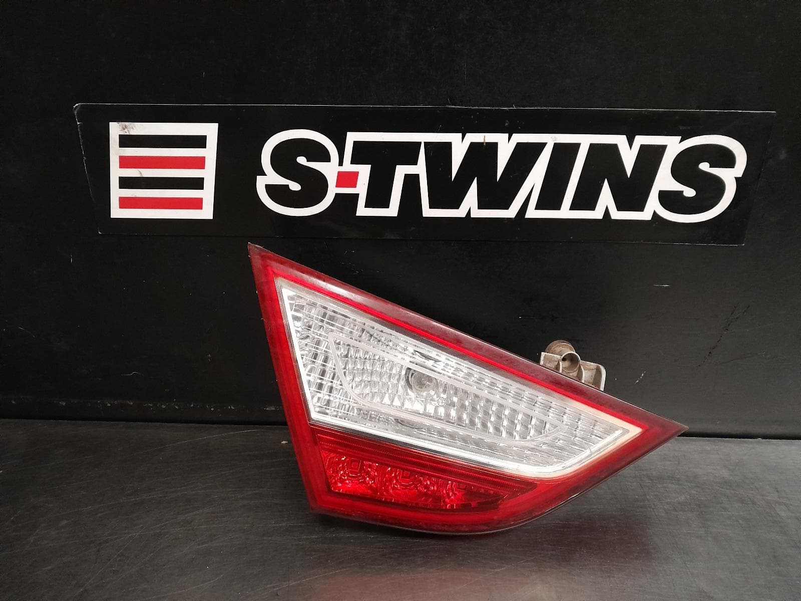 Used auto part listing image: 2011 HYUNDAI I45 REAR GARNISH BOOTLID LAMP (LH SIDE), YF, NON LED TYPE, 02/10-05/13 (AUS ONLY) 0000285129
