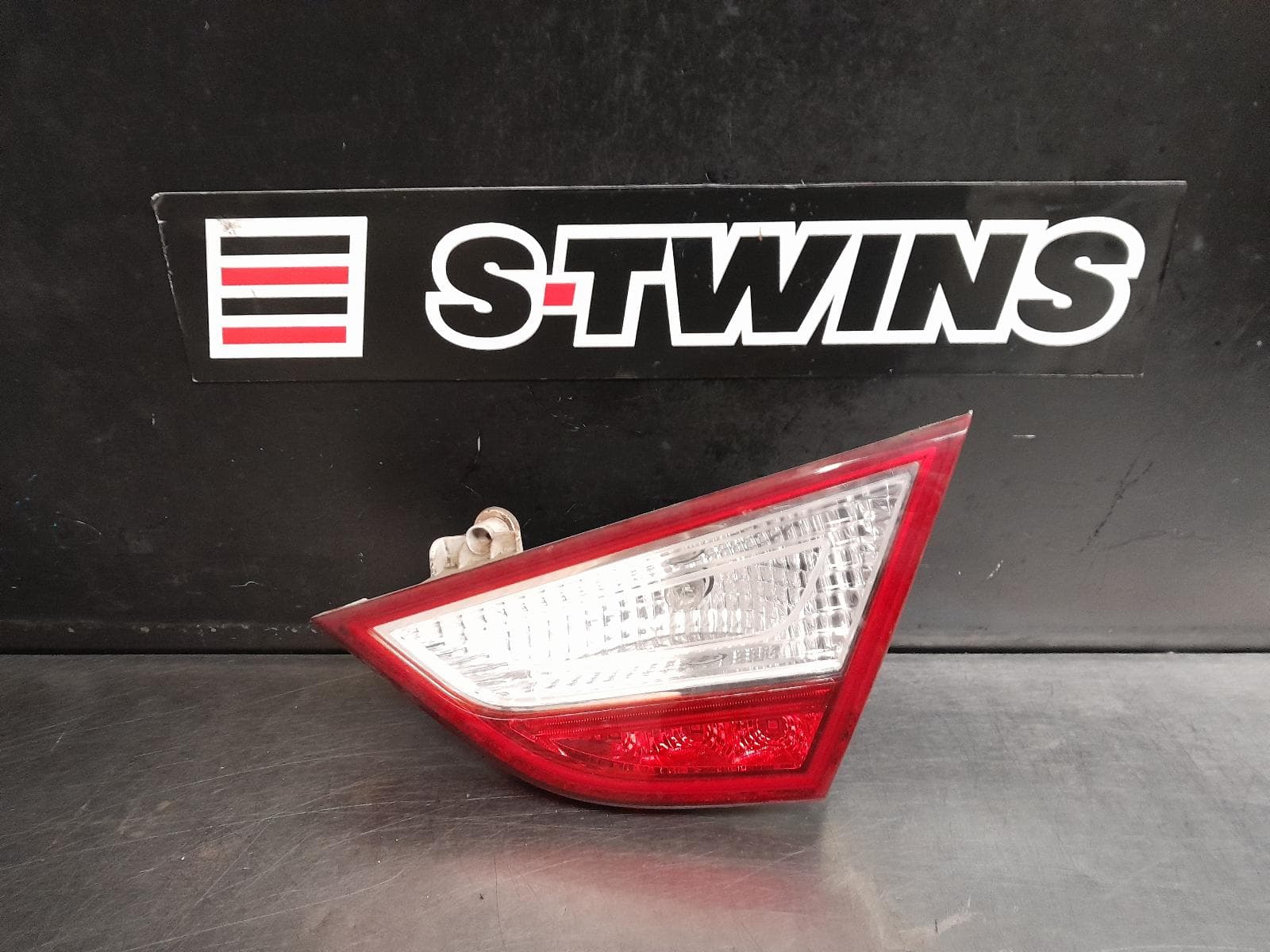 Used auto part listing image: 2011 HYUNDAI I45 REAR GARNISH BOOTLID LAMP (RH SIDE), YF, NON LED TYPE, 02/10-05/13 (AUS ONLY) 0000285130