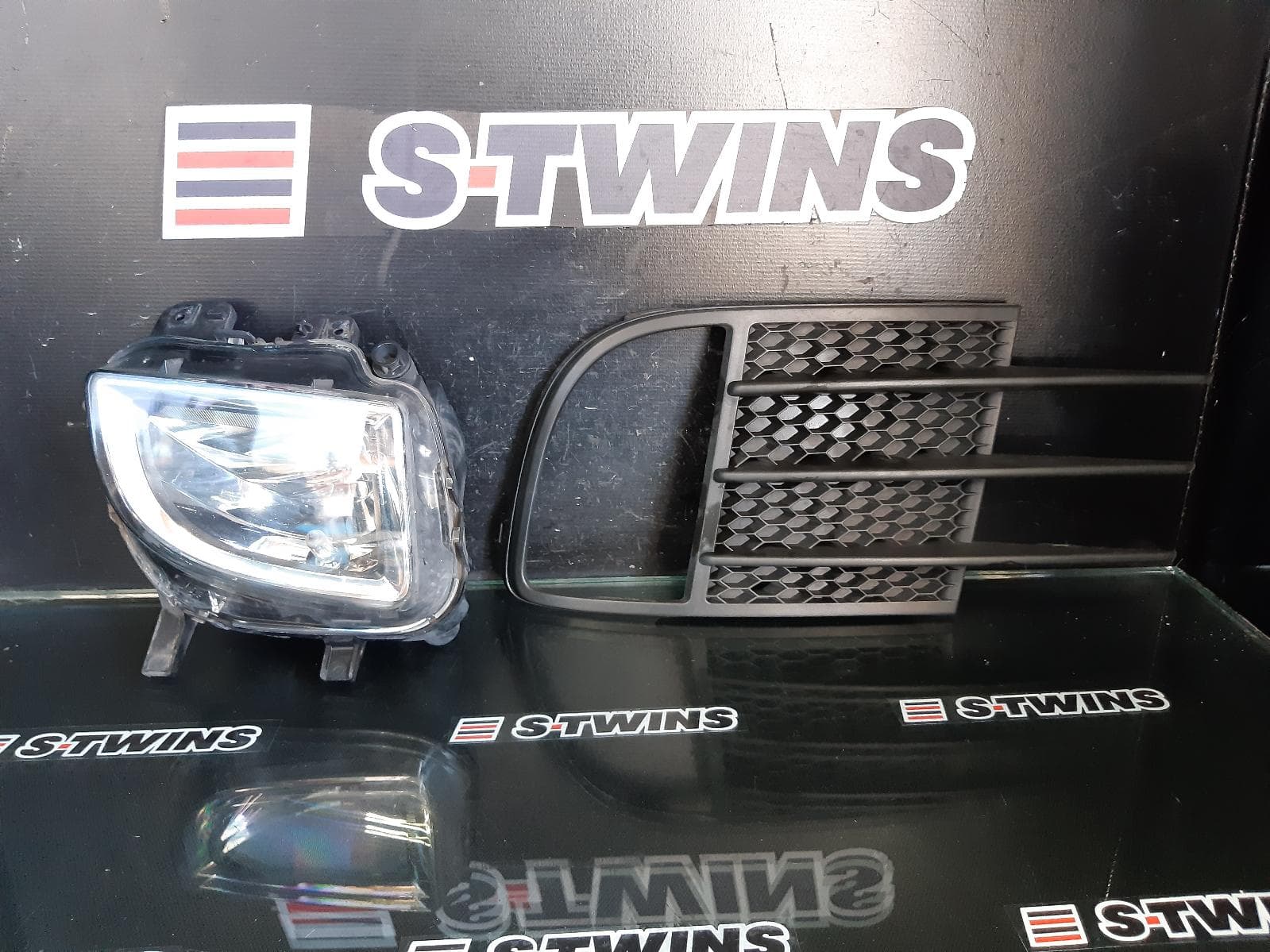 Used auto part listing image: 2011 VOLKSWAGEN GOLF RIGHT INDICATOR FOG SIDE FOGLAMP BRACKET, GEN 6, GTi TYPE, 10/09-09/13 0000166992