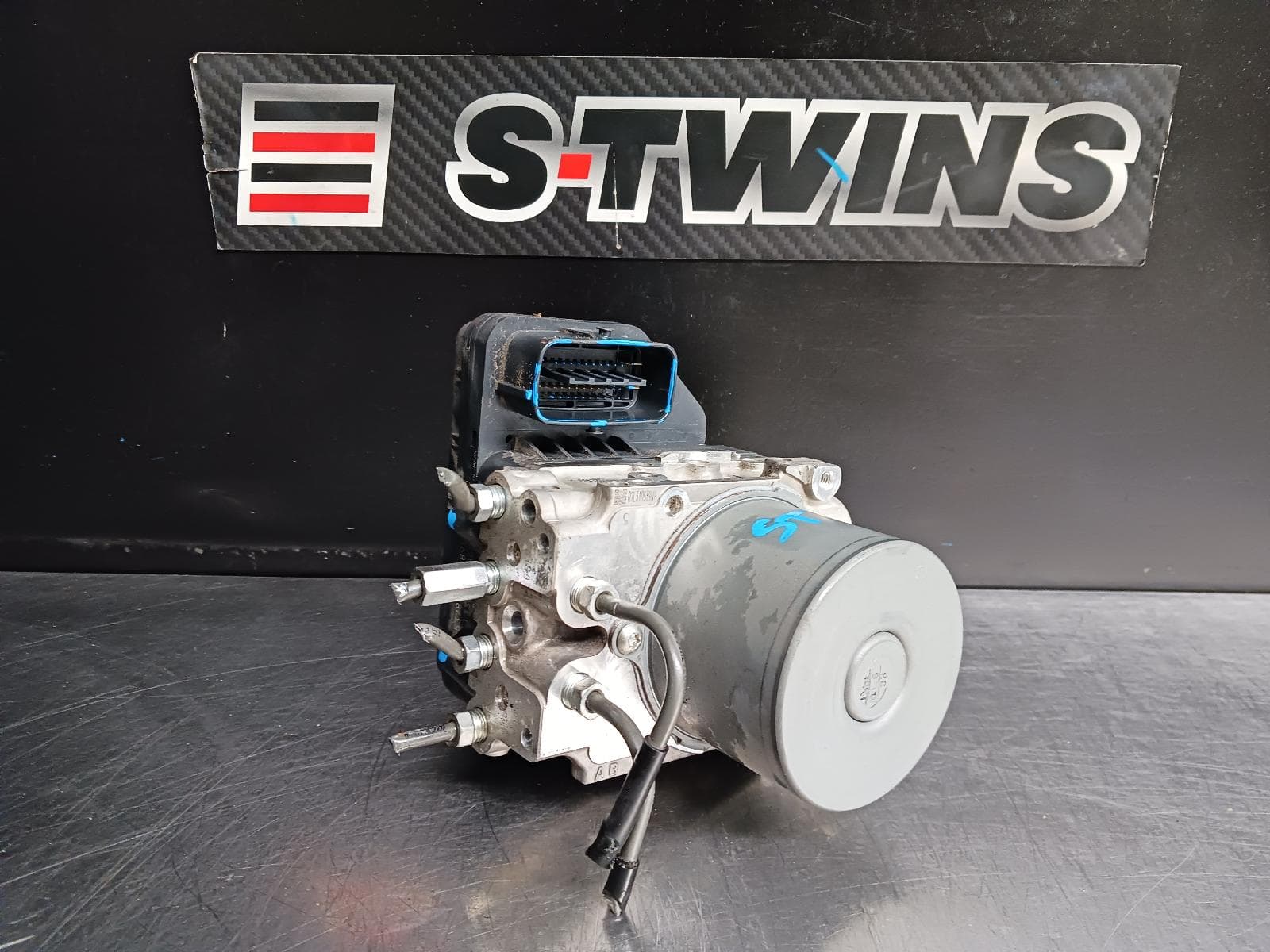 Used auto part listing image: 2009 LEXUS IS250/IS250C ABS PUMP MODULATOR GSE20R, 11/05-12/14 0000247181