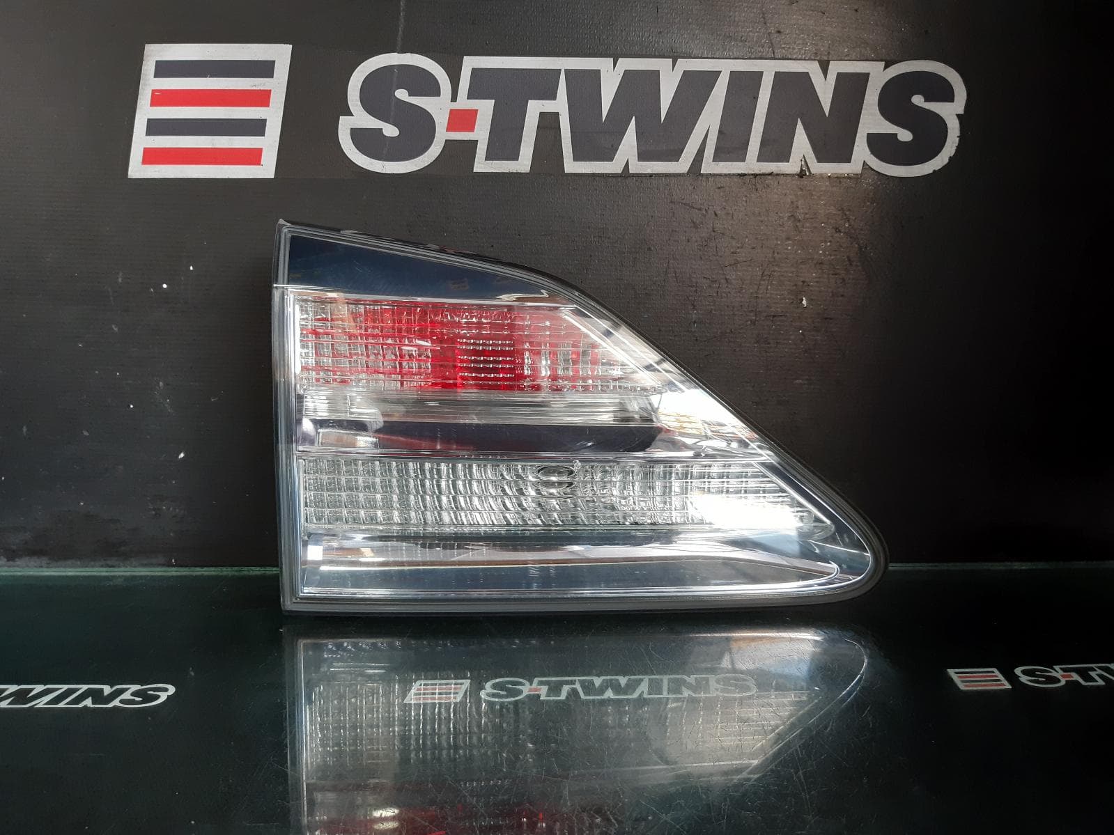 Used auto part listing image: 2011 LEXUS RX SERIES REAR GARNISH TAILGATE LAMP (LH SIDE), GYL15R, RX450H, 12/08-05/12 0000247426