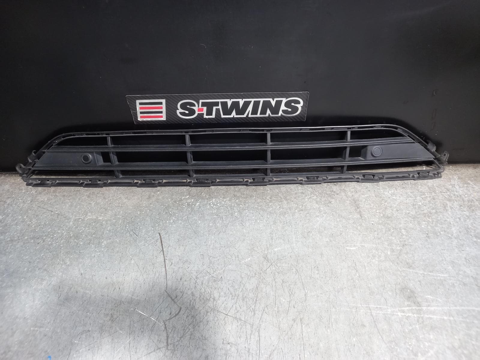 Used auto part listing image: 2019 VOLVO XC90 GRILLE BUMPER GRILLE (CENTRE), INSCRIPTION/MOMENTUM, Mk2, 04/15-07/21 0000245992