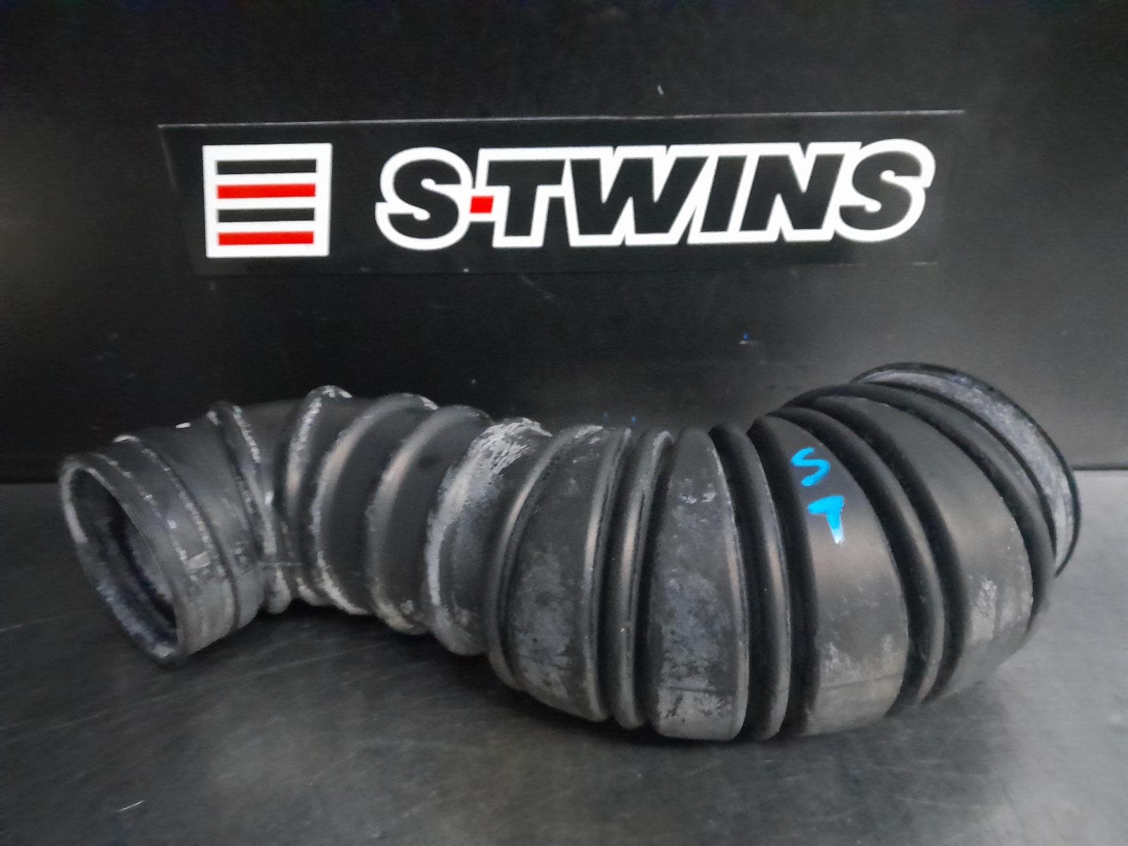 Used auto part listing image: 2005 TOYOTA PRADO AIR CLEANER DUCT HOS 4.0, 1GR-FE, PETROL, AIR INTAKE PIPE, 120 SERIES, 02/03-10/09 0000264828
