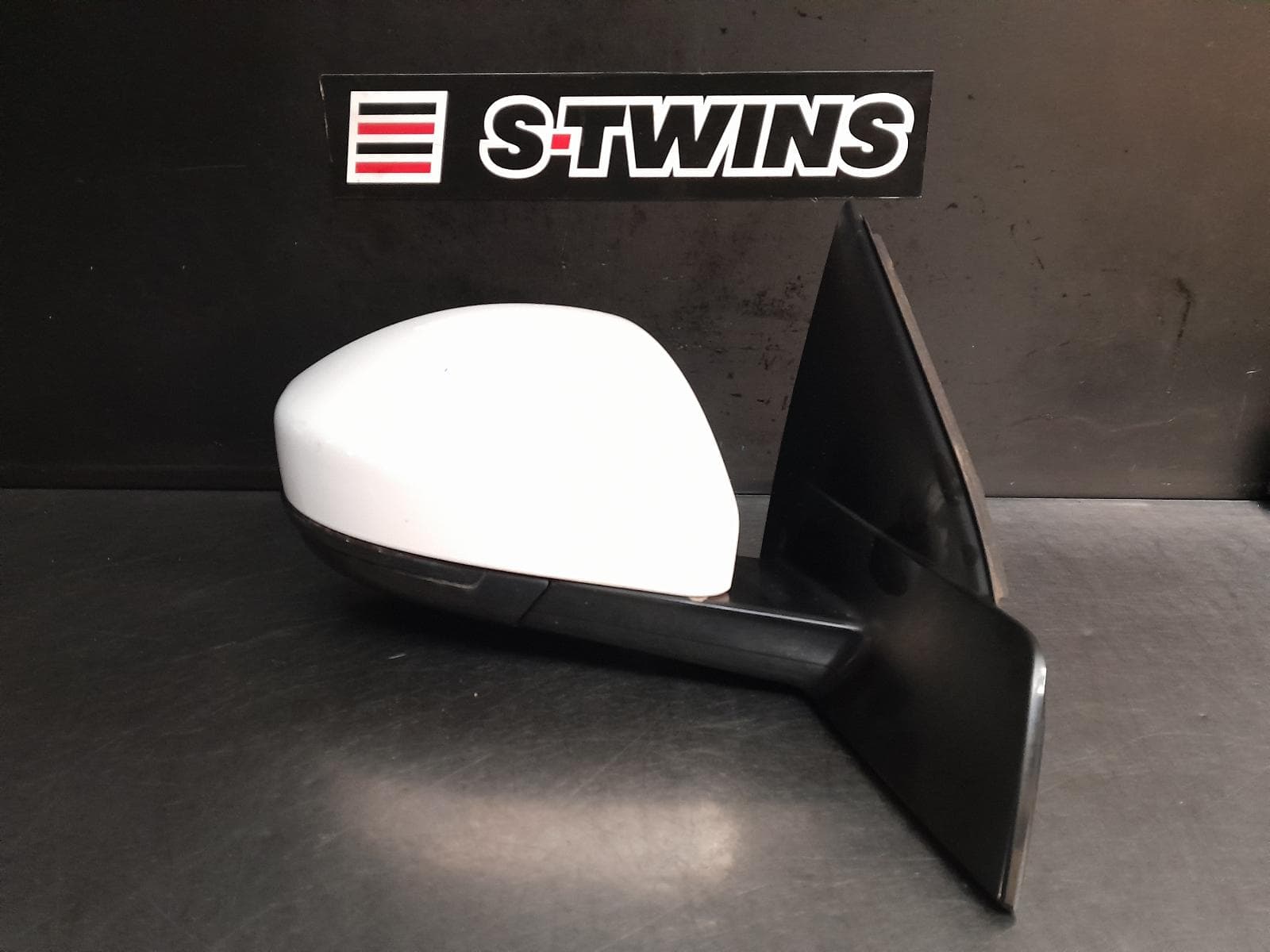 Used auto part listing image: 2017 LAND ROVER DISCOVERY SPORT RIGHT DOOR MIRROR L550, NON WATER WADING, NON MEMORY, NON BLIND SPOT TYPE, W/ REAR VIEW CAMERA TYPE, 01/15-06/19 0000272180