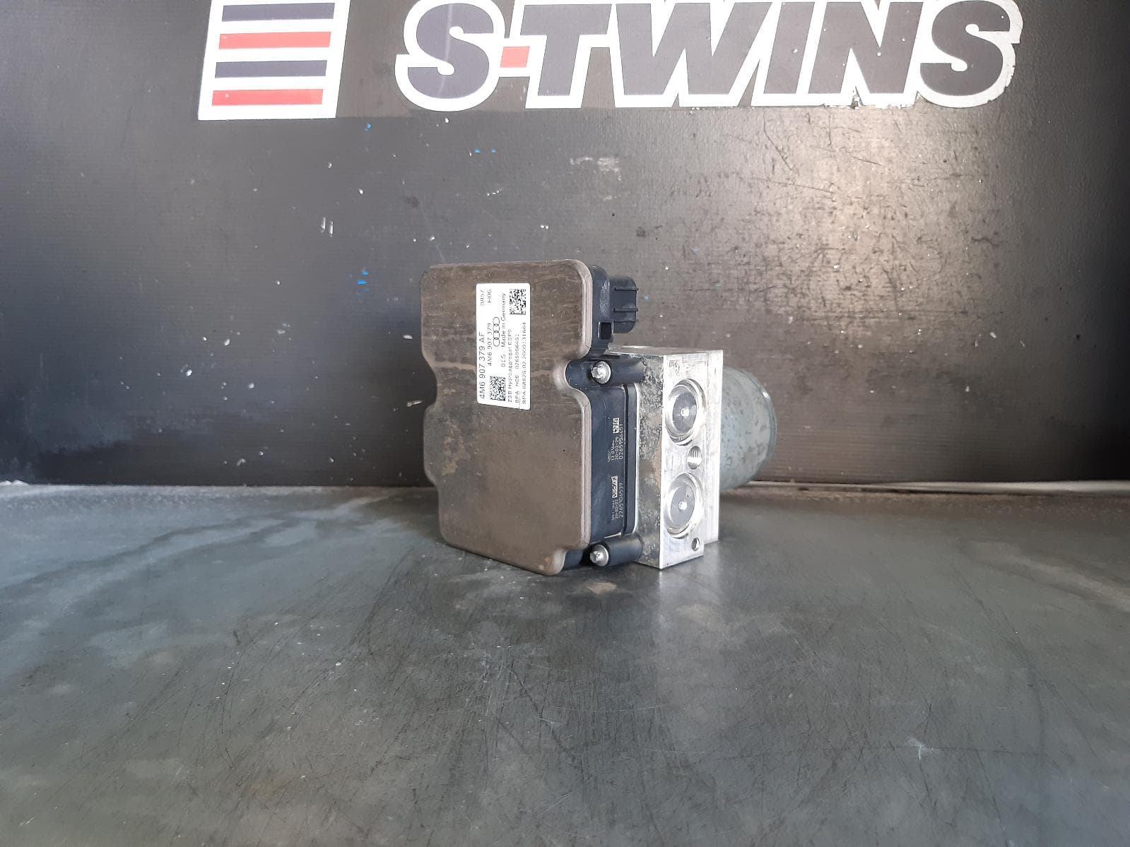 Used auto part listing image: 2020 AUDI Q7 ABS PUMP MODULATOR 4M, P/N 4M0907379K, 09/15-03/20 0000285662