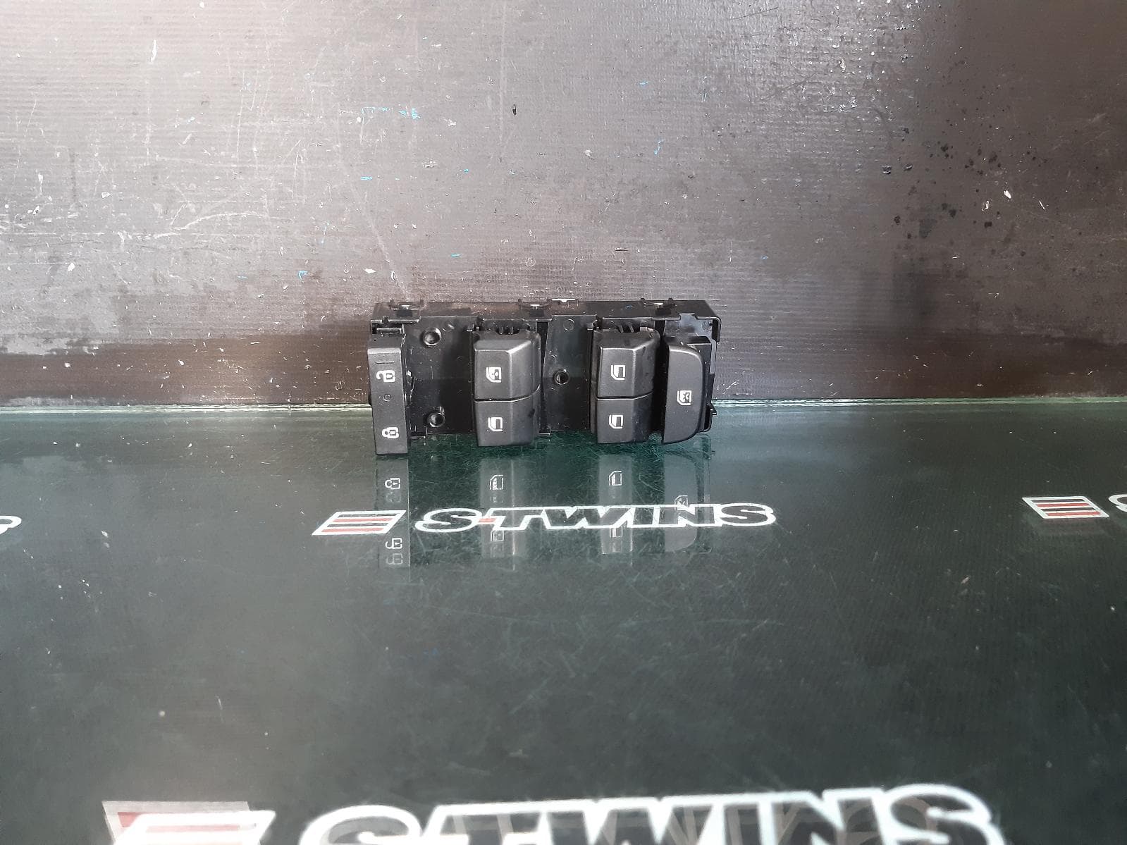 Used auto part listing image: 2022 KIA SELTOS PWR DR WIND SWITCH RH FRONT (MASTER SWITCH), SP2, 07/19- 0000263930