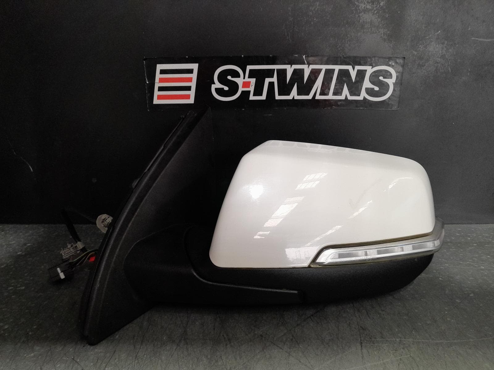 Used auto part listing image: 2019 HOLDEN ACADIA LEFT DOOR MIRROR W/ MEMORY TYPE, AC, 08/18- 0000330482