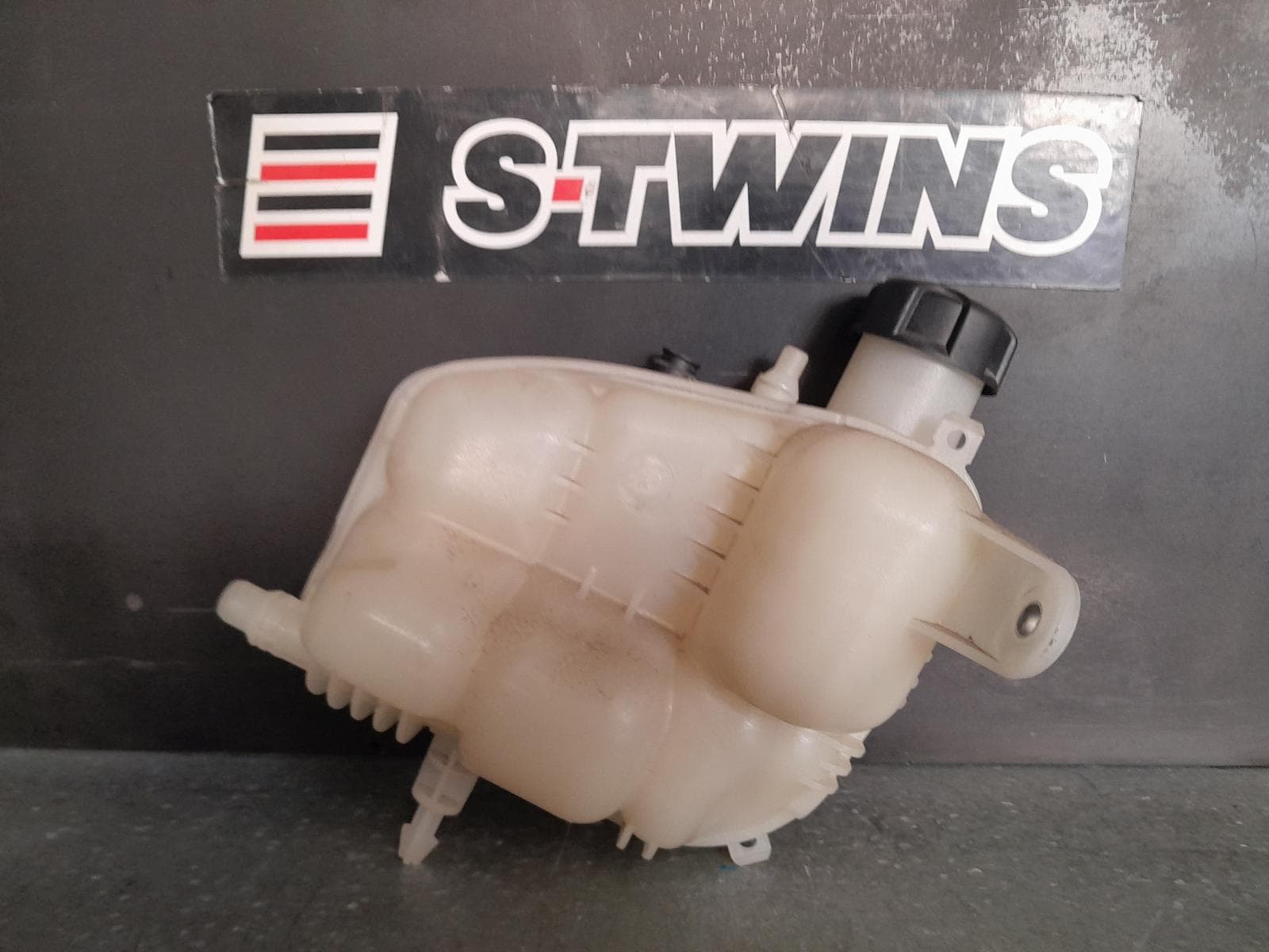 Used auto part listing image: 2022 BMW 1 SERIES OVERFLOW BOTTLE F40, PETROL, 1.5/2.0, TURBO, B38C/B48D, 05/19-06/24 0000334857