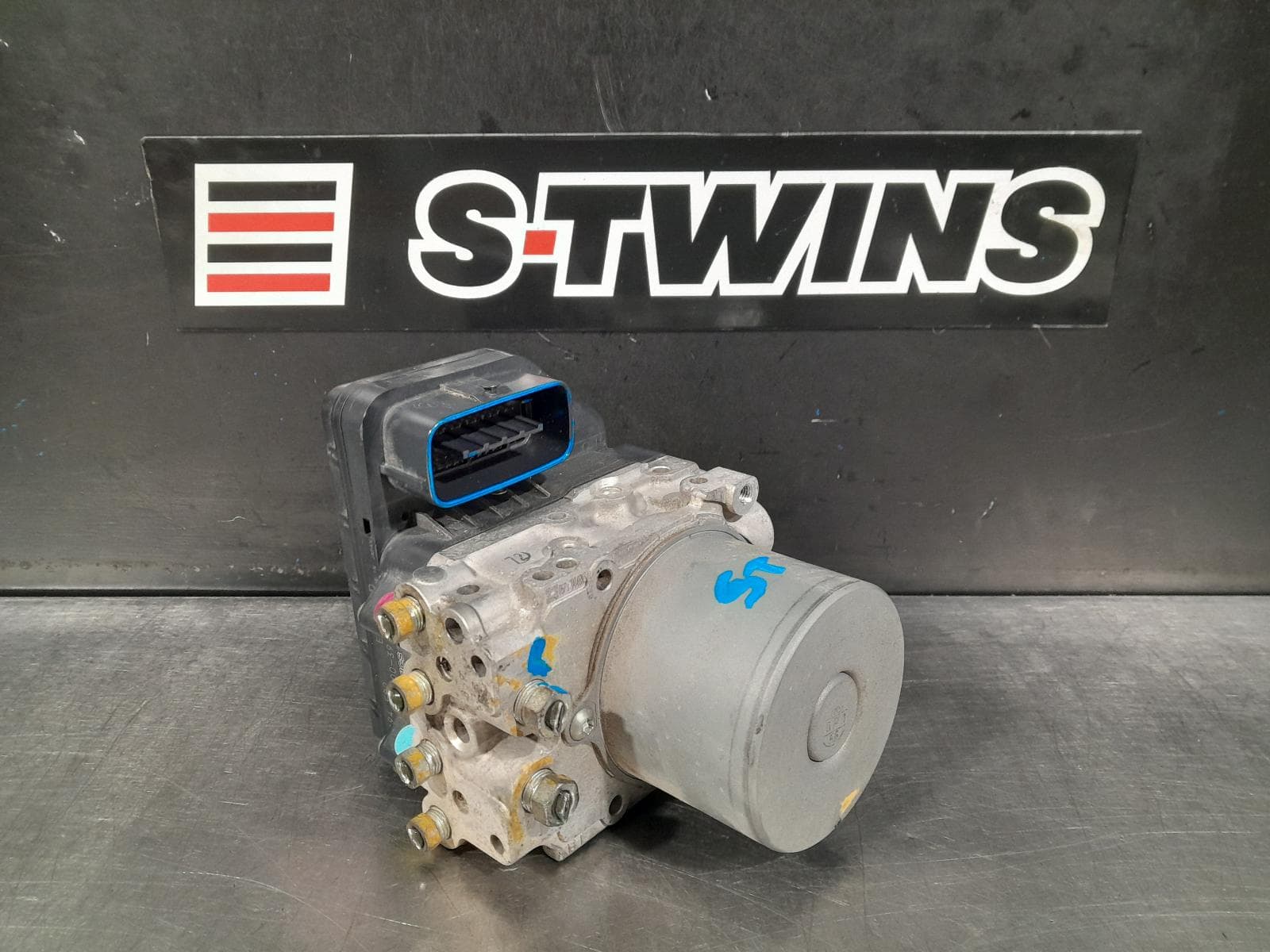 Used auto part listing image: 2013 ISUZU DMAX ABS PUMP MODULATOR P/N 8981944980, RC, 06/12-06/20 0000269385