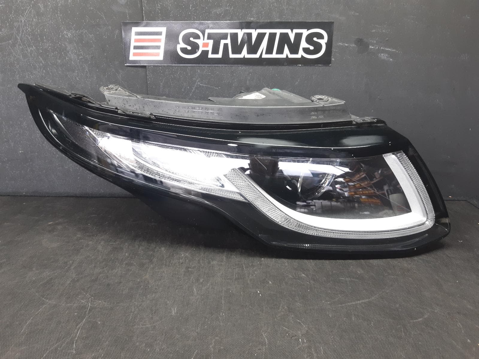 Used auto part listing image: 2018 LAND ROVER RANGE ROVER EVOQUE RIGHT HEADLAMP L538, XENON, NON ADAPTIVE TYPE, 11/11-01/19 0000256572