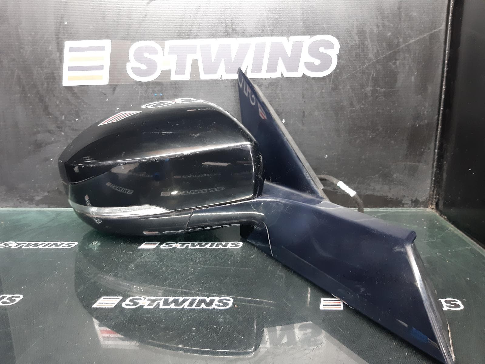 Used auto part listing image: 2018 LAND ROVER DISCOVERY RIGHT DOOR MIRROR L462, NON POWER FOLDING, HEATED TYPE, 12/16-12/20 0000256580