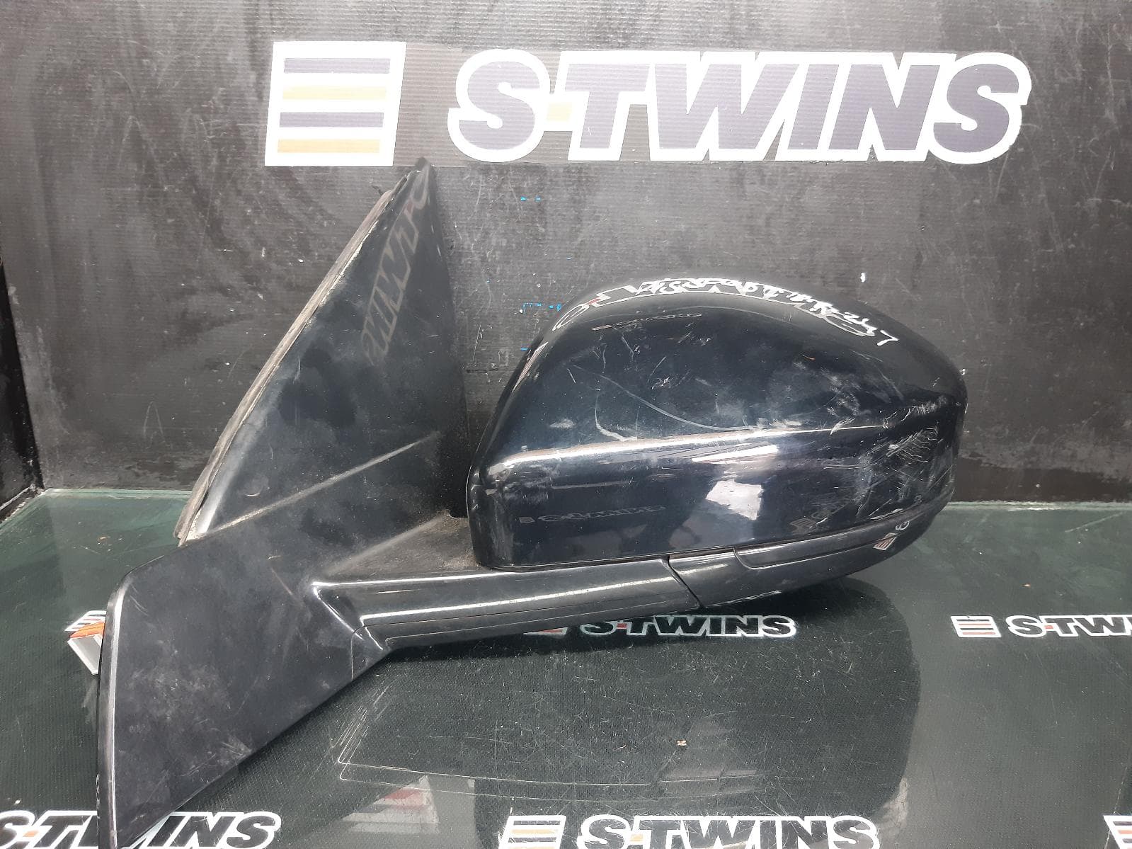 Used auto part listing image: 2018 LAND ROVER DISCOVERY SPORT LEFT DOOR MIRROR L550, NON WATER WADING, NON MEMORY, NON BLIND SPOT TYPE, W/ REAR VIEW CAMERA TYPE, 01/15-06/19 0000256585