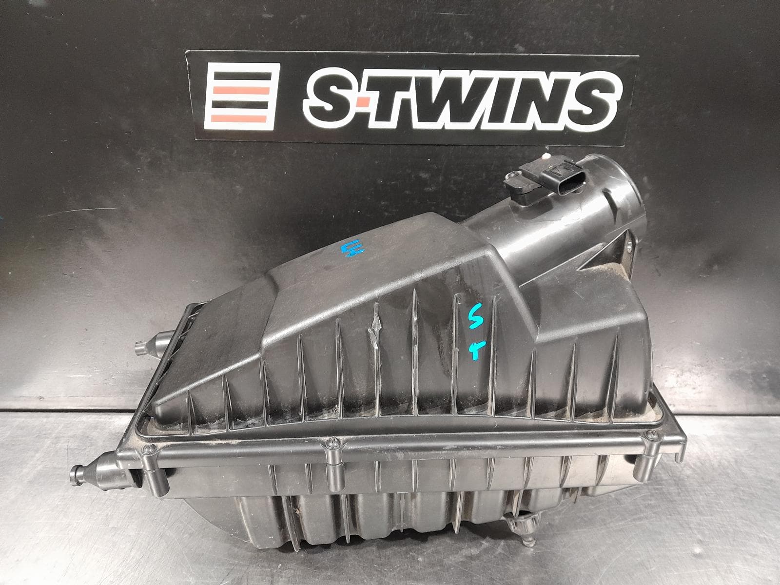 Used auto part listing image: 2014 LAND ROVER RANGEROVER SPORT AIR CLEANER BOX AIR CLEANER, L494, 4.4, DIESEL, LH SIDE, 06/13-04/22 0000281420