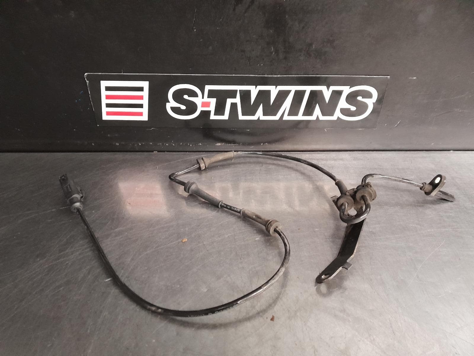 Used auto part listing image: 2014 LAND ROVER RANGEROVER SPORT ABS SENSOR RH FRONT, L494, 12/13-04/22 0000281560