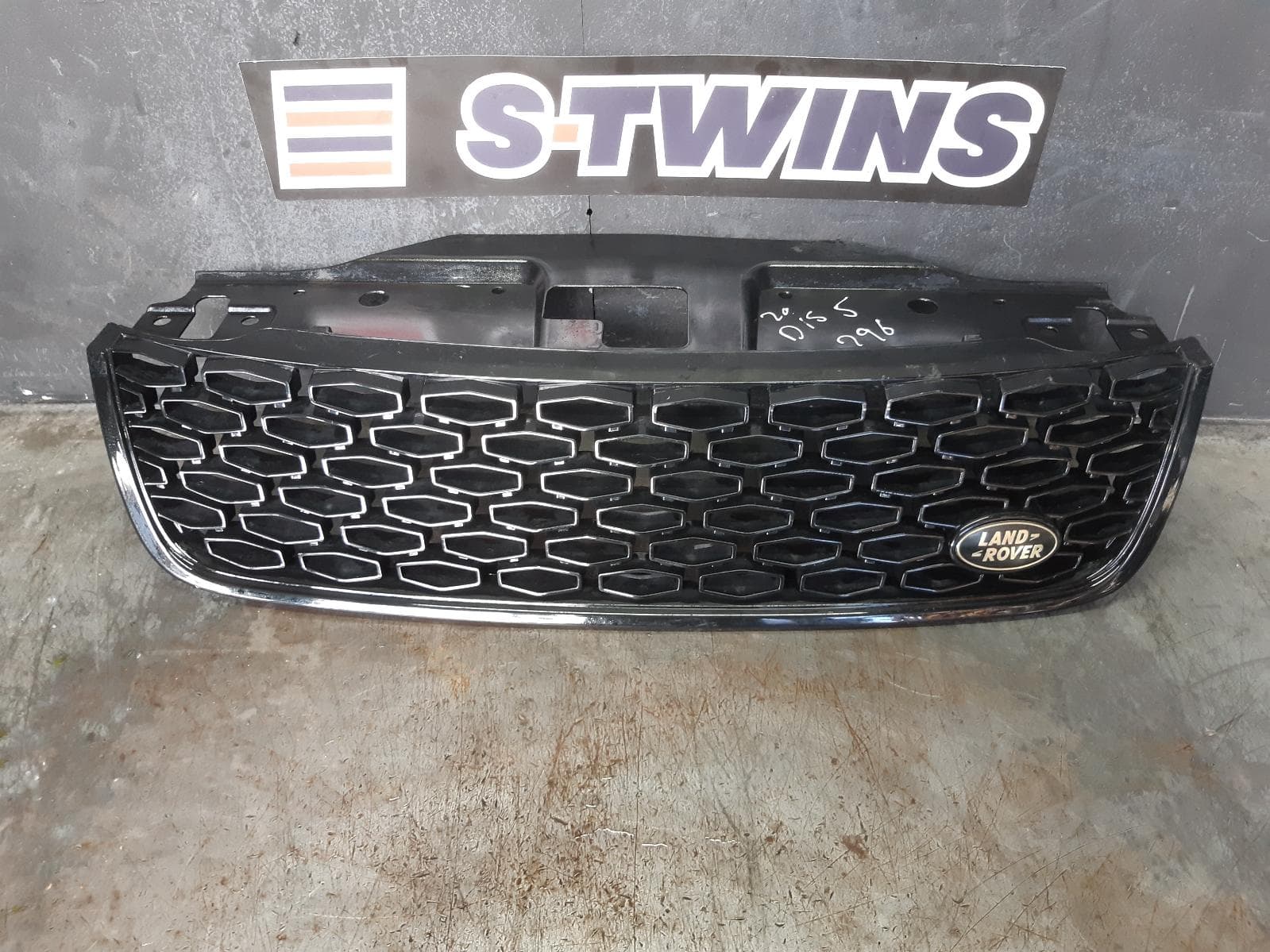 Used auto part listing image: 2021 LAND ROVER DISCOVERY GRILLE RADIATOR GRILLE, L462, BLACK, 01/21- 0000256670
