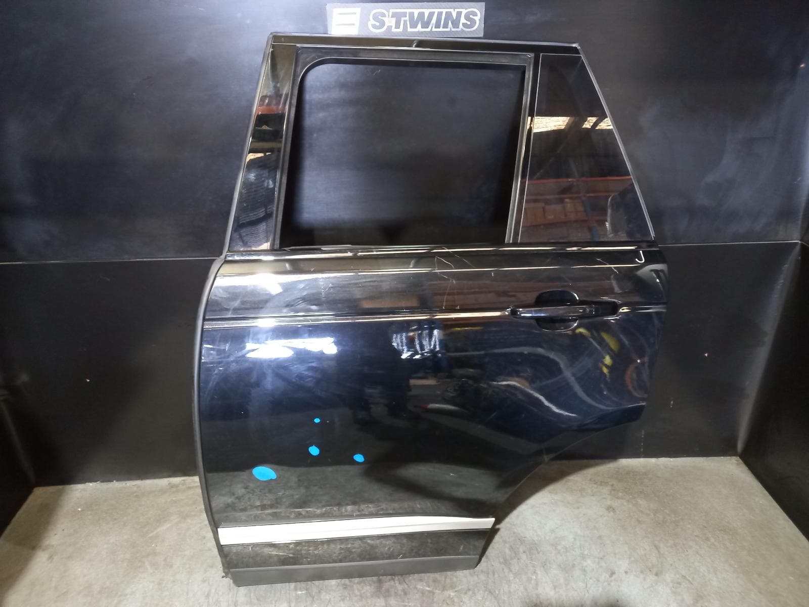 Used auto part listing image: 2019 LAND ROVER RANGEROVER LEFT REAR DOOR SLIDING L405, 01/13-12/21 0000257818