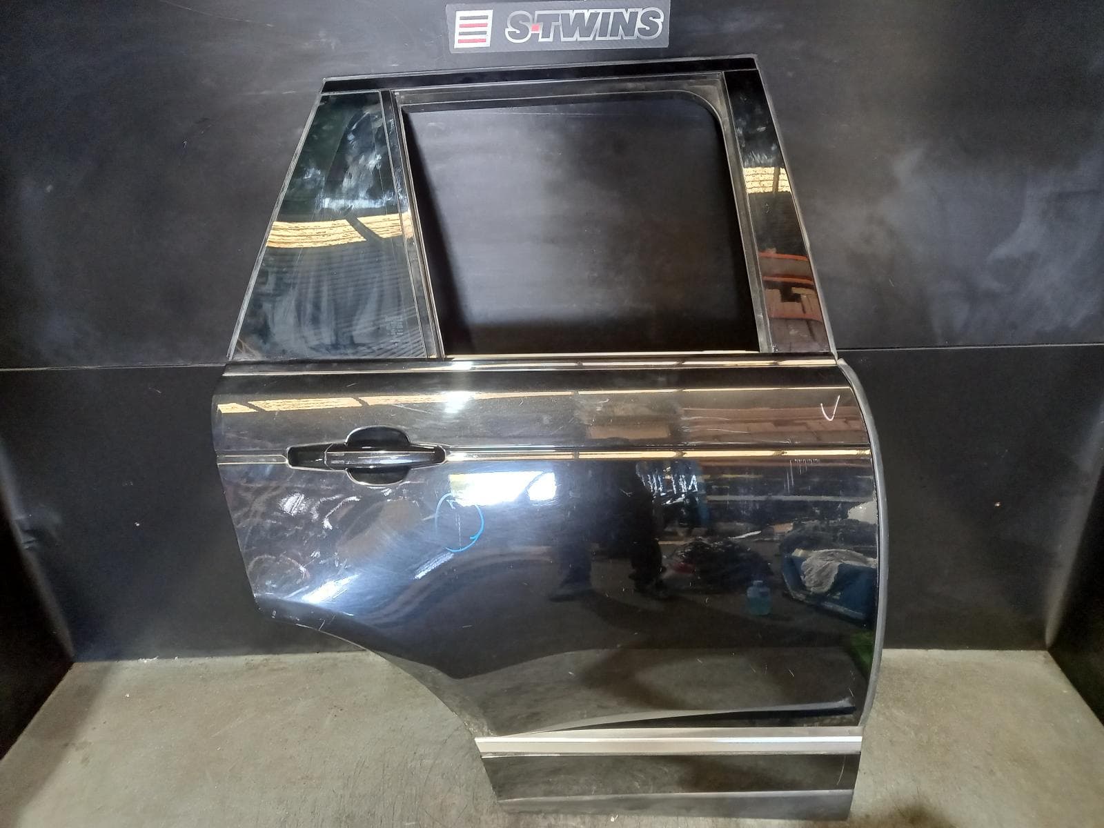 Used auto part listing image: 2019 LAND ROVER RANGEROVER RIGHT REAR DOOR SLIDING L405, 01/13-12/21 0000257820