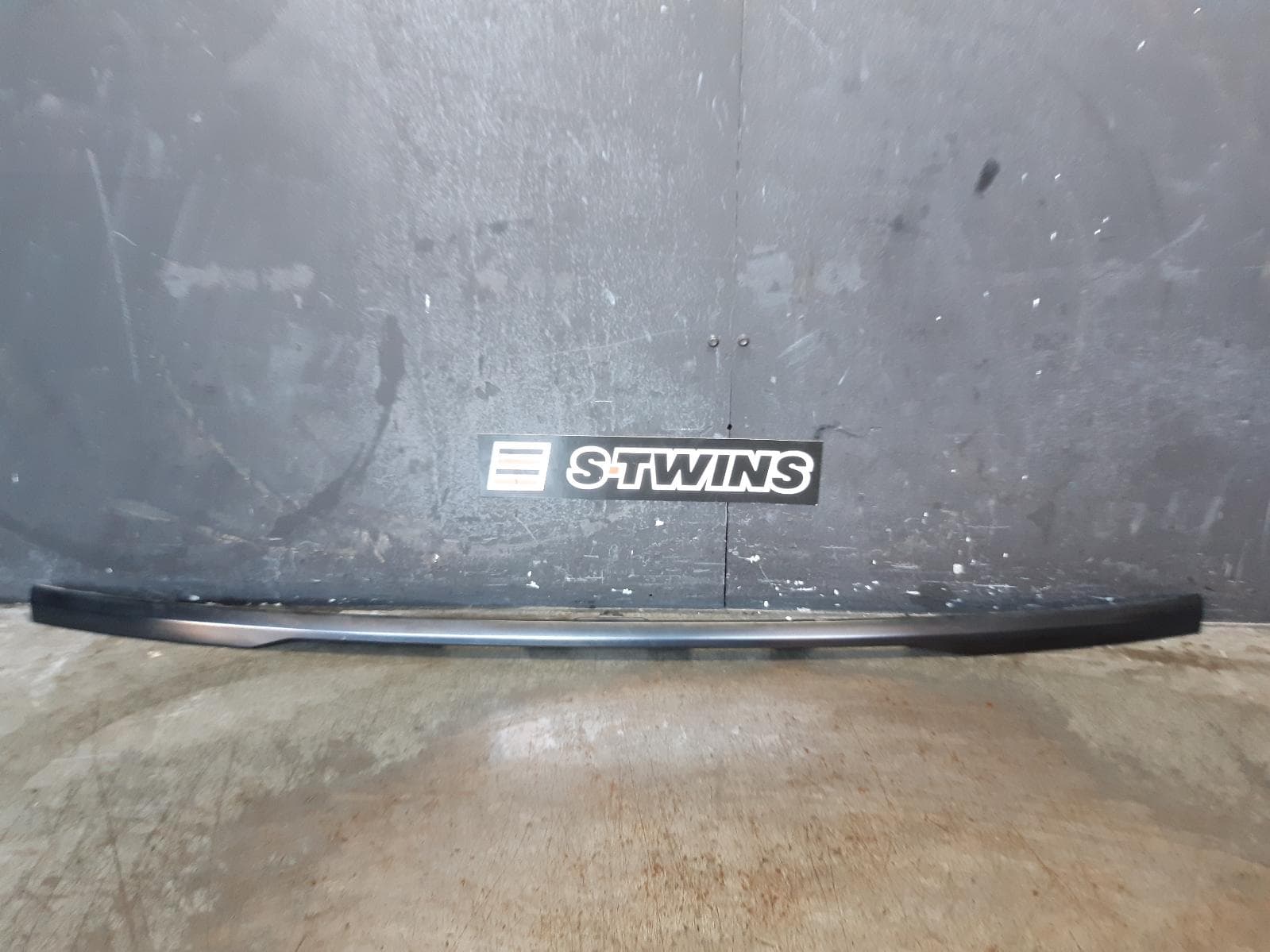 Used auto part listing image: 2017 LAND ROVER RANGEROVER SPORT REAR GARNISH TAILGATE GARNISH (CENTRE), COLOUR CODED, L494, 06/13- 0000257376