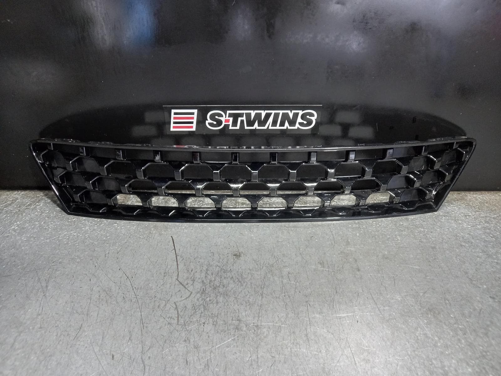 Used auto part listing image: 2022 HYUNDAI KONA GRILLE RADIATOR GRILLE, OS, STANDARD TYPE, 11/20- 0000259248