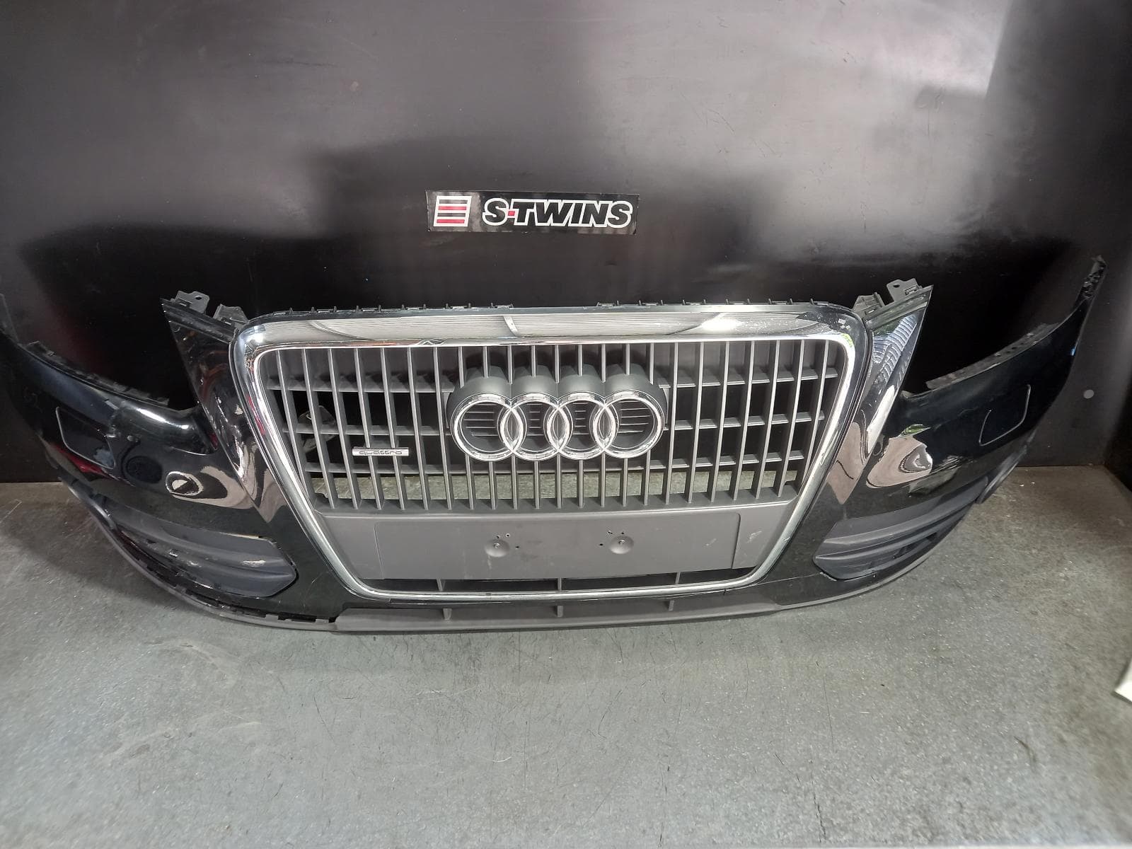 Used auto part listing image: 2010 AUDI Q5 FRONT BUMPER Q5/S5, CENTRE, 12/08-01/17 0000300154