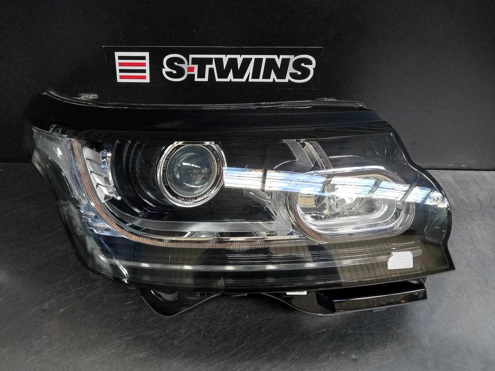 Used auto part listing image: 2017 LAND ROVER RANGEROVER RIGHT HEADLAMP XENON, W/ LED DAY TIME RUNNING LAMP, W/ ADAPTIVE TYPE, NON AUTO HIGH BEAM ASSIST TYPE, L405, 01/13-12/21 0000259621