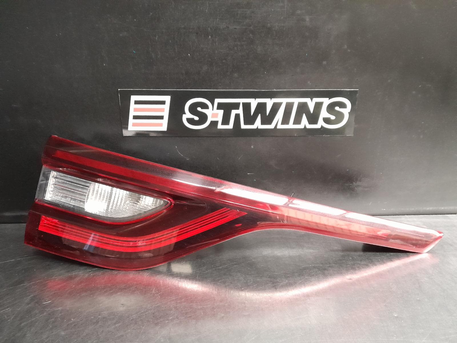 Used auto part listing image: 2016 RENAULT KALEOS REAR GARNISH TAILGATE LAMP (LH SIDE), NON LED REVERSE LIGHT TYPE, XZG, 05/16- 0000259746