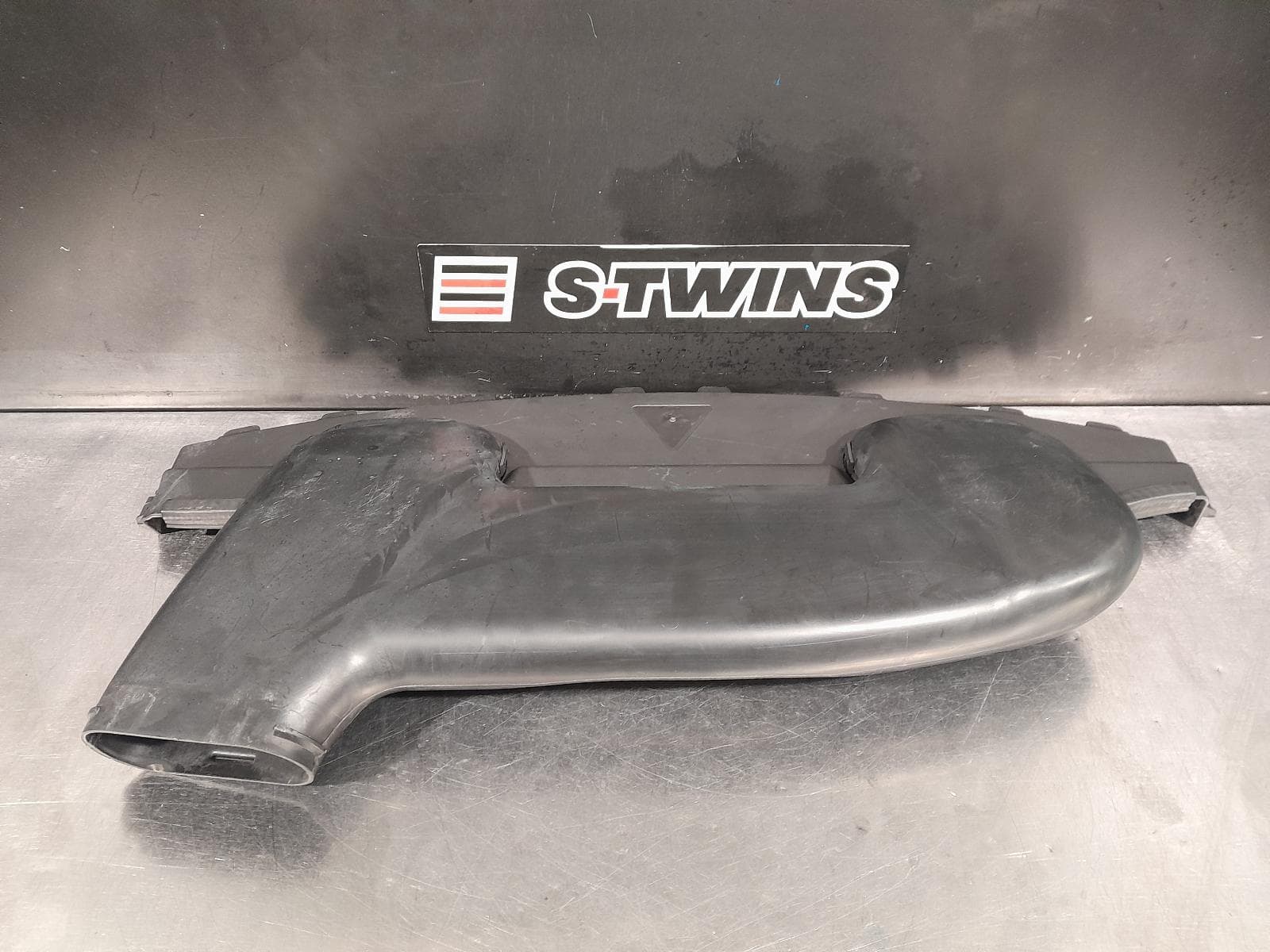 Used auto part listing image: 2015 BMW X5 AIR CLEANER BOX AIR RESONATOR, F15, 09/13-07/18 0000307870