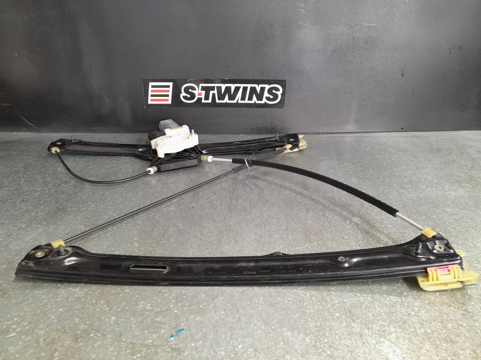 Used auto part listing image: 2015 BMW X5 RIGHT FRONT WINDOW REG MOTOR F15, DOOR REG ASSY (REG AND MOTOR), 09/13-07/18 0000319103