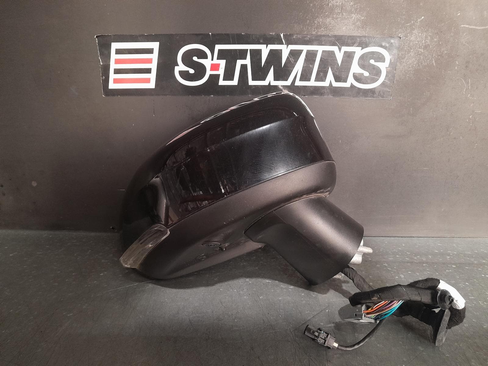 Used auto part listing image: 2017 VOLVO XC90 RIGHT DOOR MIRROR Mk2, POWER FOLD, W/ AUTO DIM, W/ MEMORY, W/ BLIND SPOT SYSTEM, BLACK TYPE, 04/15- 0000328983
