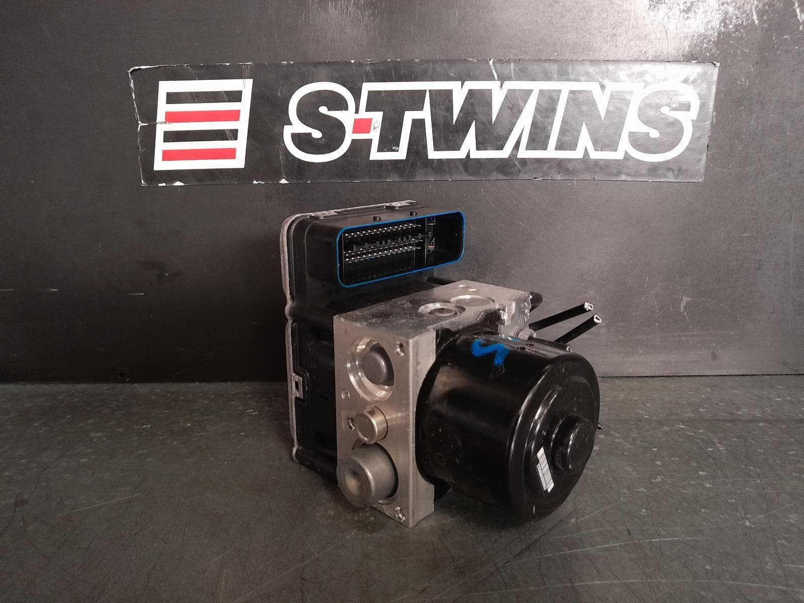Used auto part listing image: 2016 VOLKSWAGEN TOUAREG ABS PUMP MODULATOR 7P, P/N 7P0614517R, 07/11-04/18 0000337817