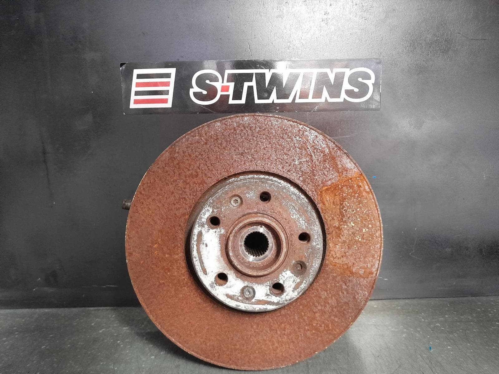 Used auto part listing image: 2021 PEUGEOT EXPERT RIGHT FRONT HUB ASSEMBLY K0, 04/18- 0000366043