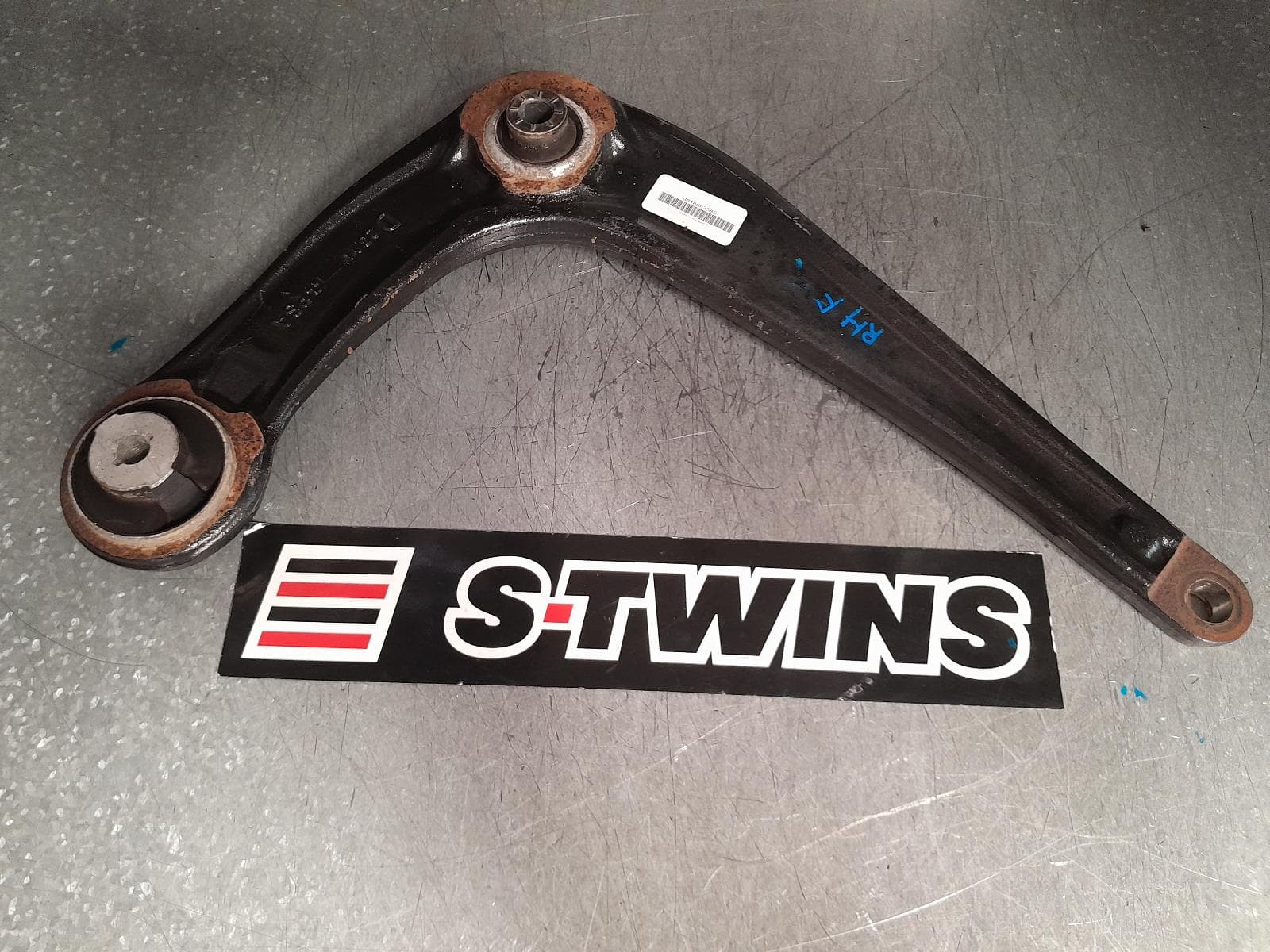 Used auto part listing image: 2021 PEUGEOT EXPERT RIGHT FRONT LOWER CONTROL ARM K0, 04/18- 0000366051