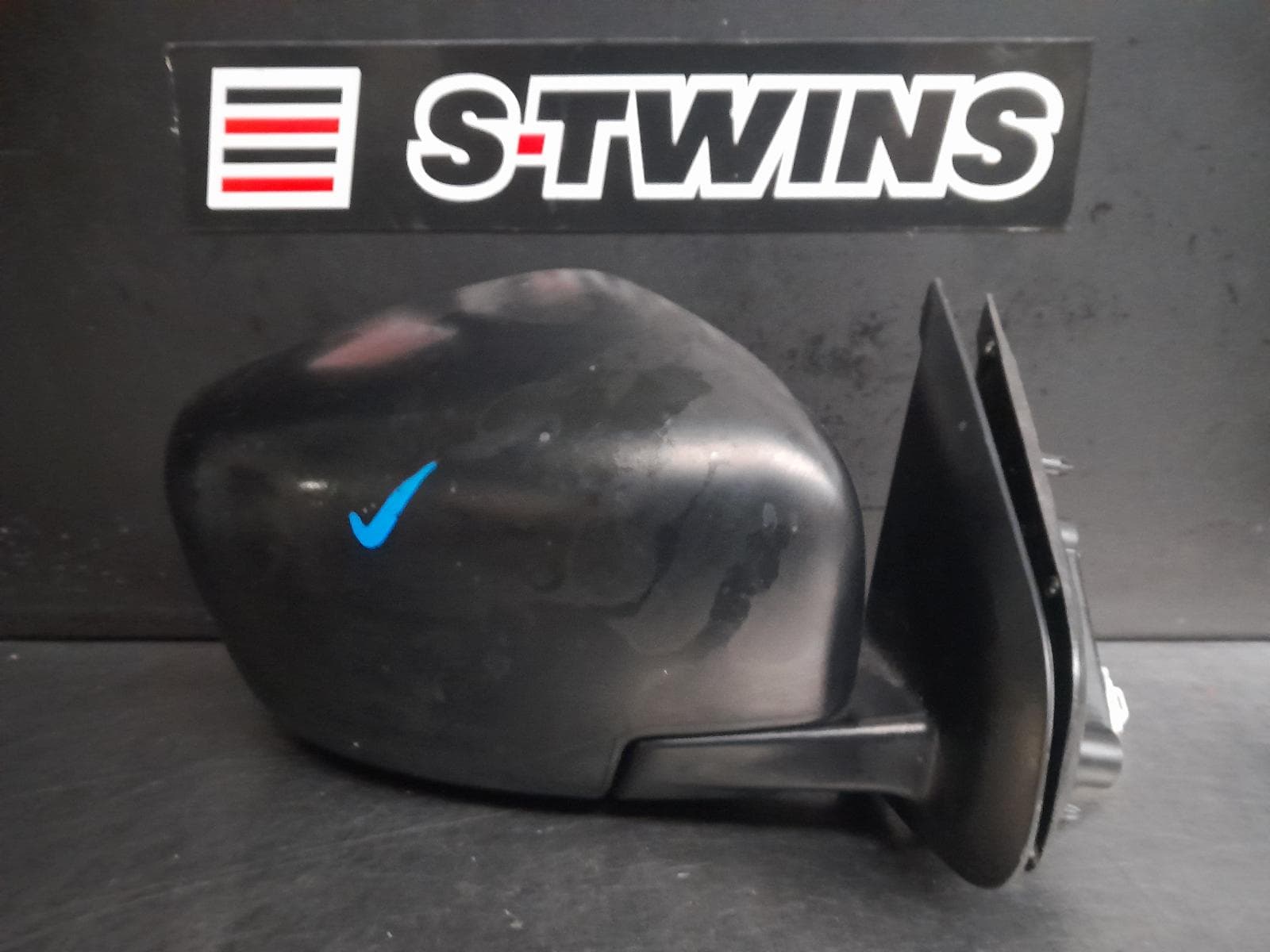 Used auto part listing image: 2020 NISSAN NAVARA RIGHT DOOR MIRROR NP300, MANUAL FOLD, BLACK TYPE, 12/20- 0000275950