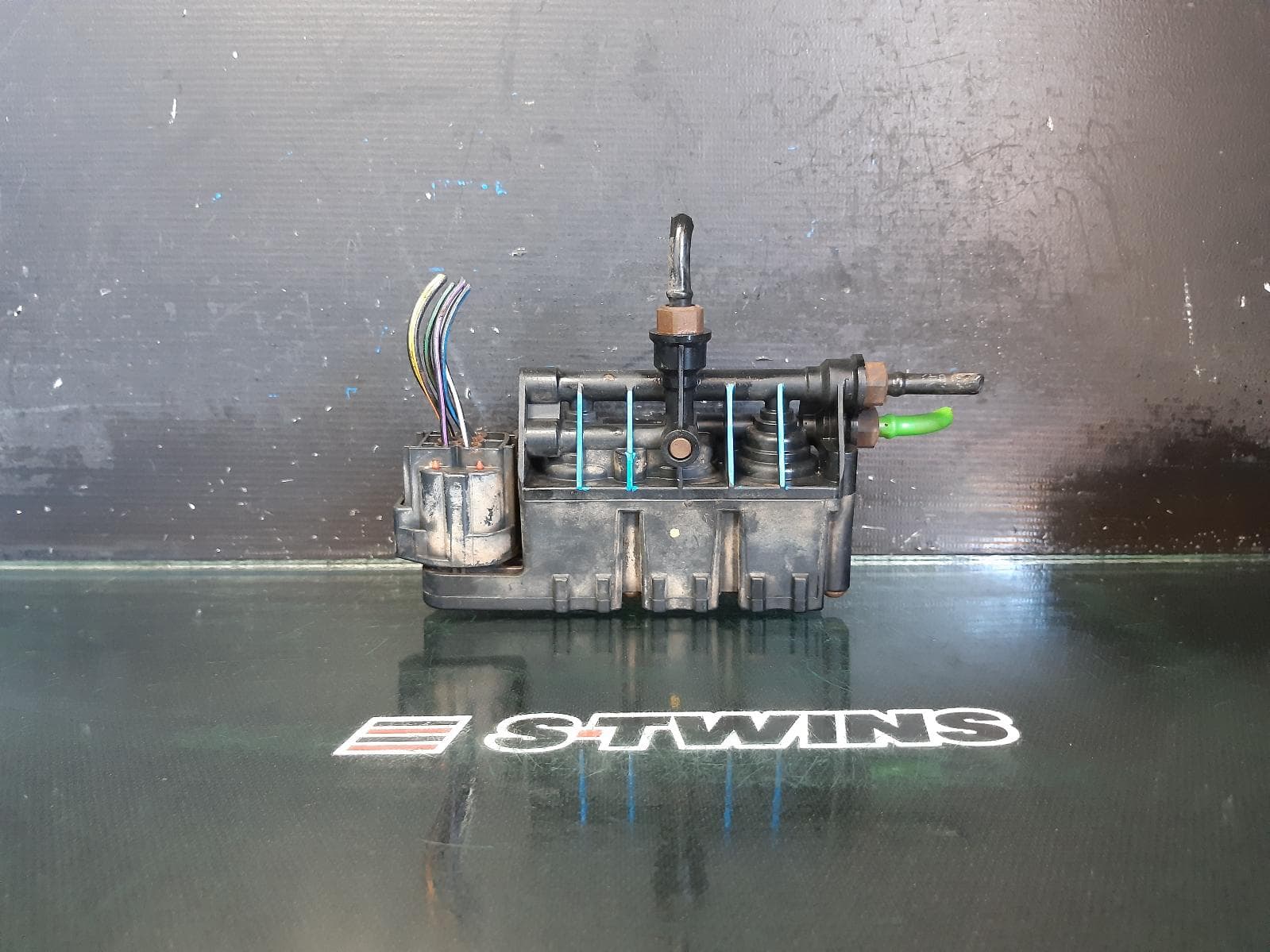 Used auto part listing image: 2010 LAND ROVER DISCOVERY AIR RIDE COMPRESSOR AIR SUSPENSION VALVE BLOCK, REAR, P/N RVH000055, L319, 10/09-12/16 0000262616