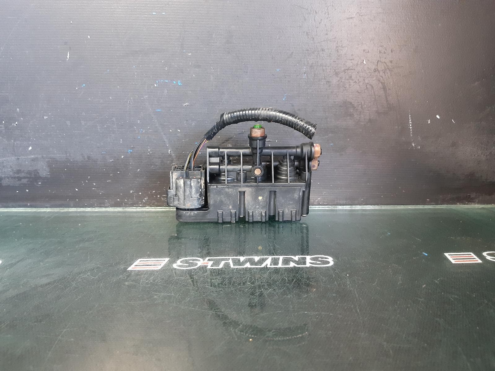 Used auto part listing image: 2010 LAND ROVER DISCOVERY AIR RIDE COMPRESSOR AIR SUSPENSION VALVE BLOCK, FRONT, P/N RVH000095, L319, 10/09-12/16 0000262615