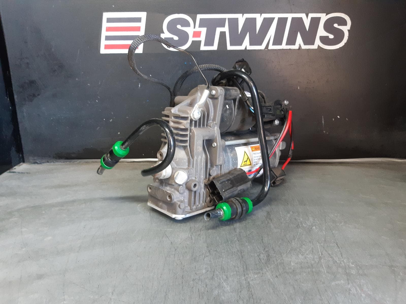 Used auto part listing image: 2010 LAND ROVER DISCOVERY AIR RIDE COMPRESSOR L319, AMK, 10/09-12/16 0000262618