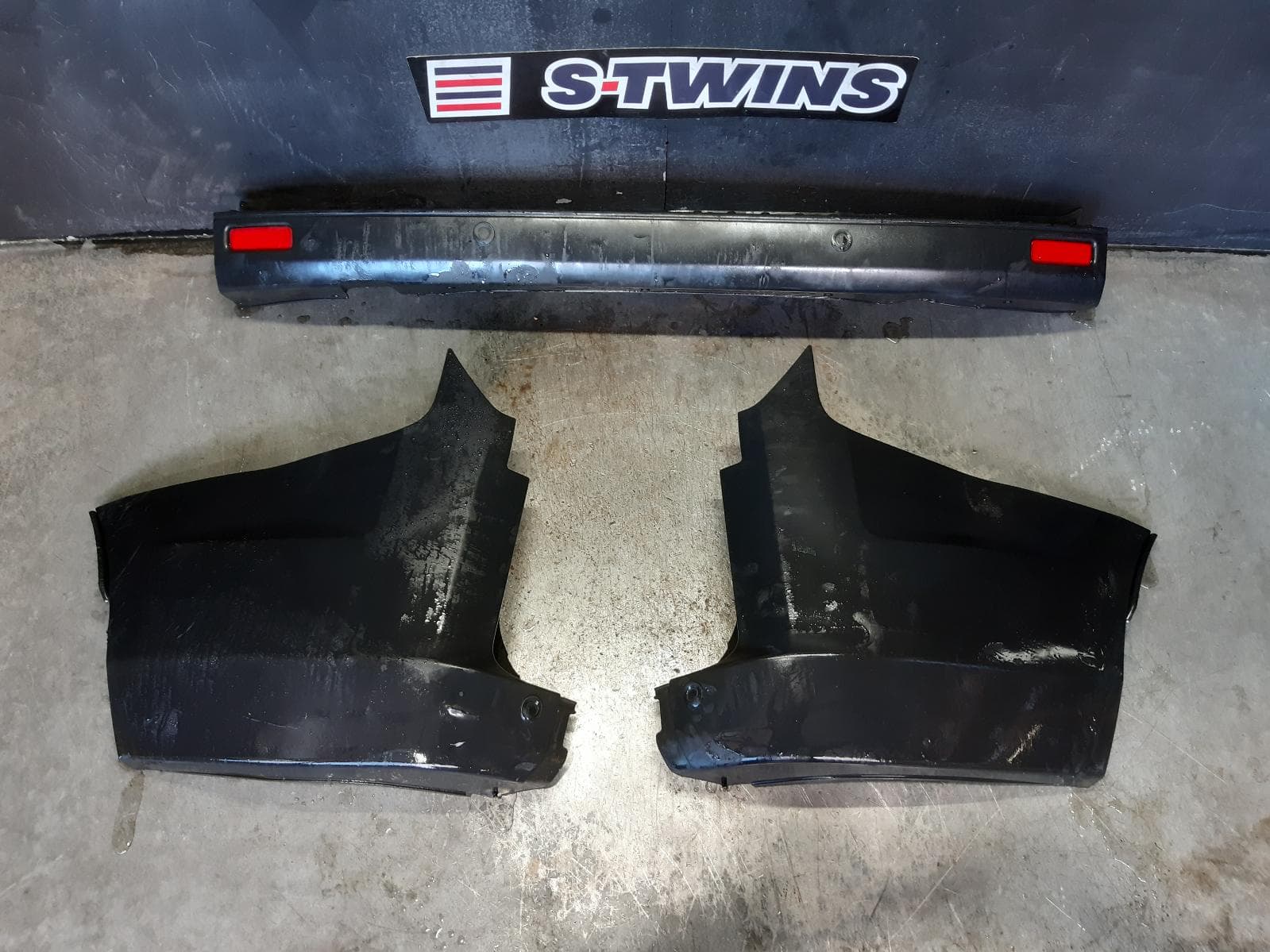 Used auto part listing image: 2018 FORD TRANSIT CUSTOM REAR BUMPER BUMPER BAR (3 PIECE), VN, NON SPORT, BLACK, 01/18- 0000266049
