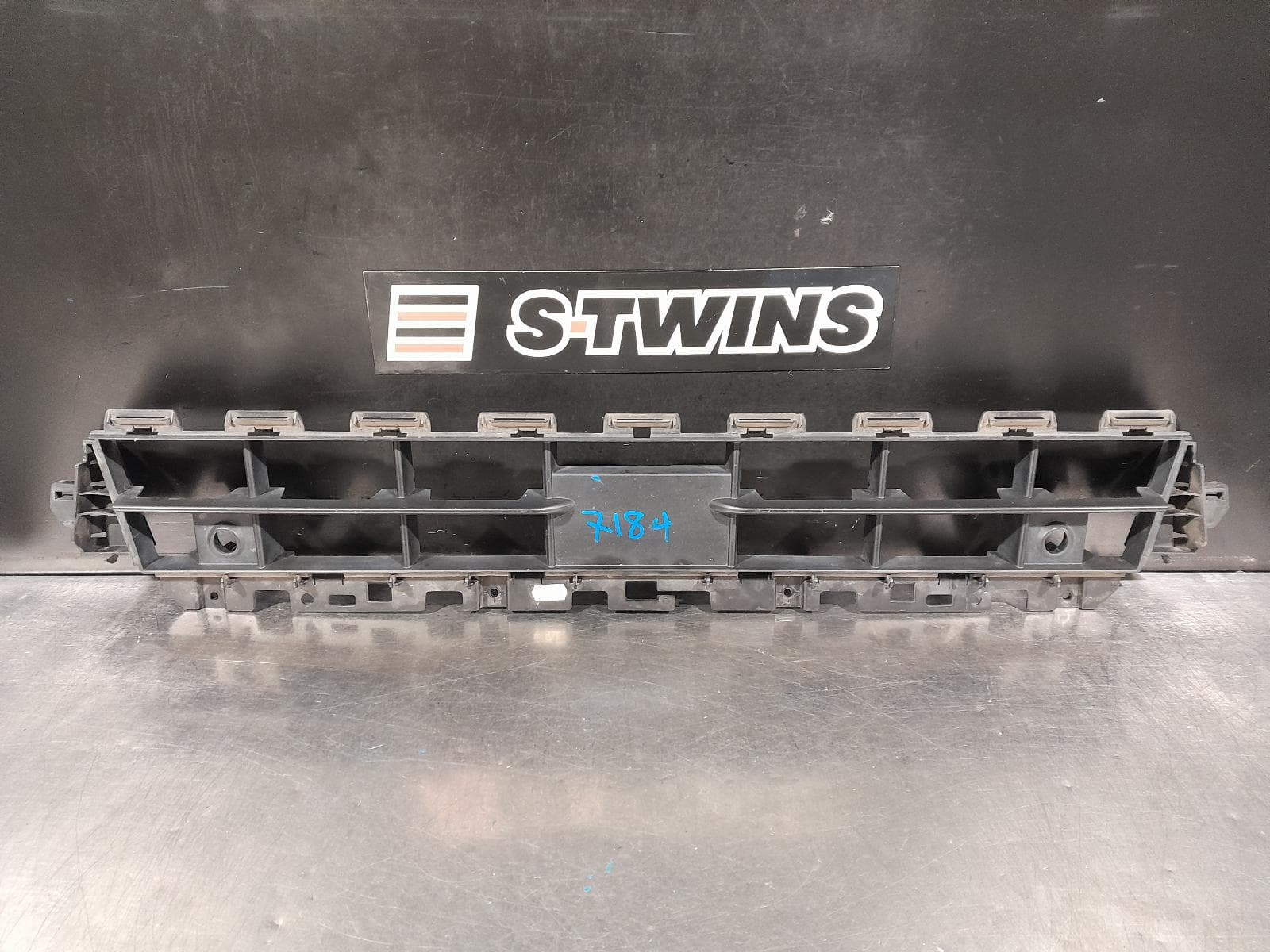 Used auto part listing image: 2017 AUDI Q2 GRILLE BUMPER GRILLE (CENTRE), GA, HORIZONTAL BAR, BLACK, TYPE, 10/16-01/21 0000264018
